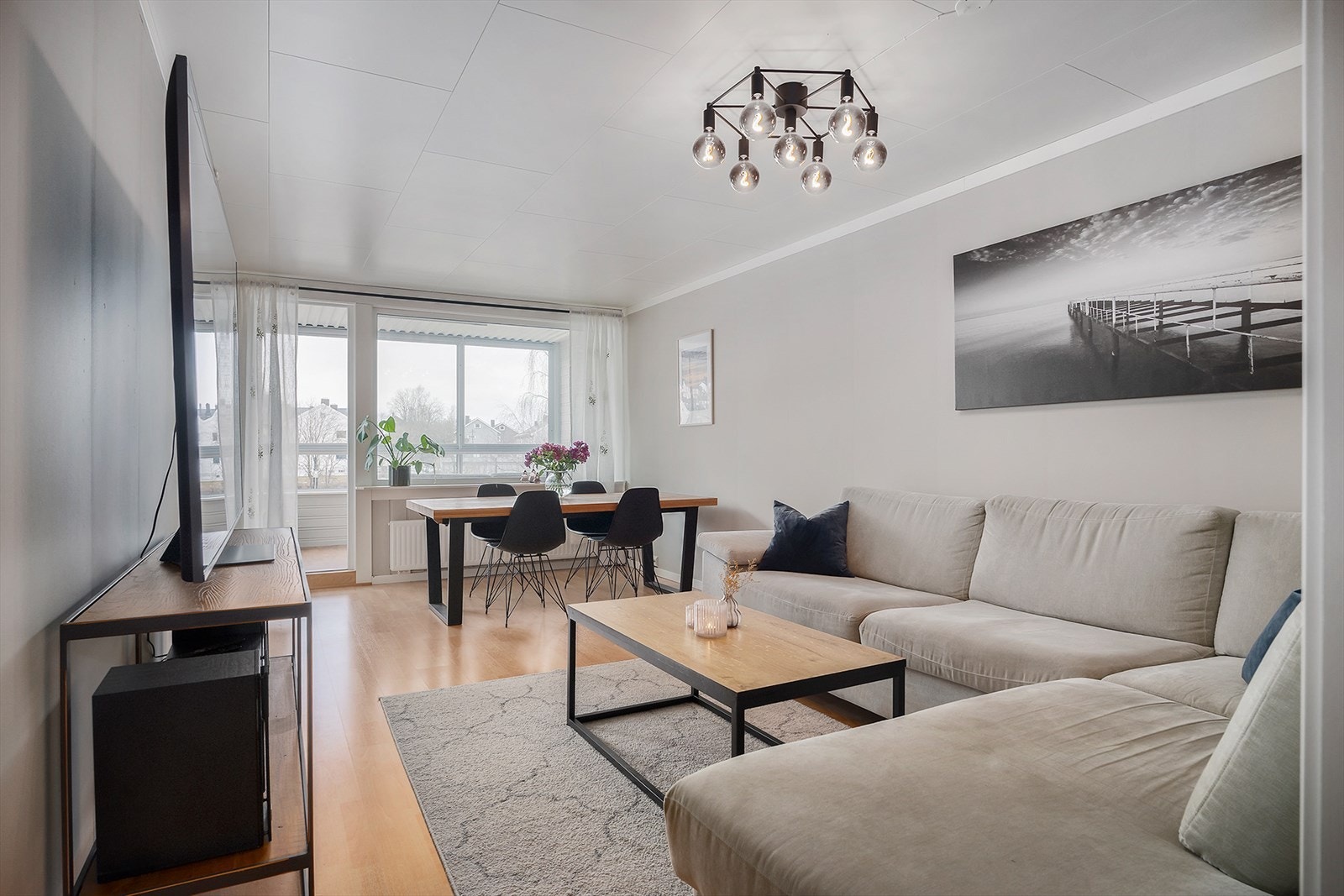 Eiendomsmegler MNEF Kristine Langfjell har gleden av å presentere Langneset 20C. En lun og koselig 3- roms andelsleilighet i veldrevet borettslag. Galleribilde