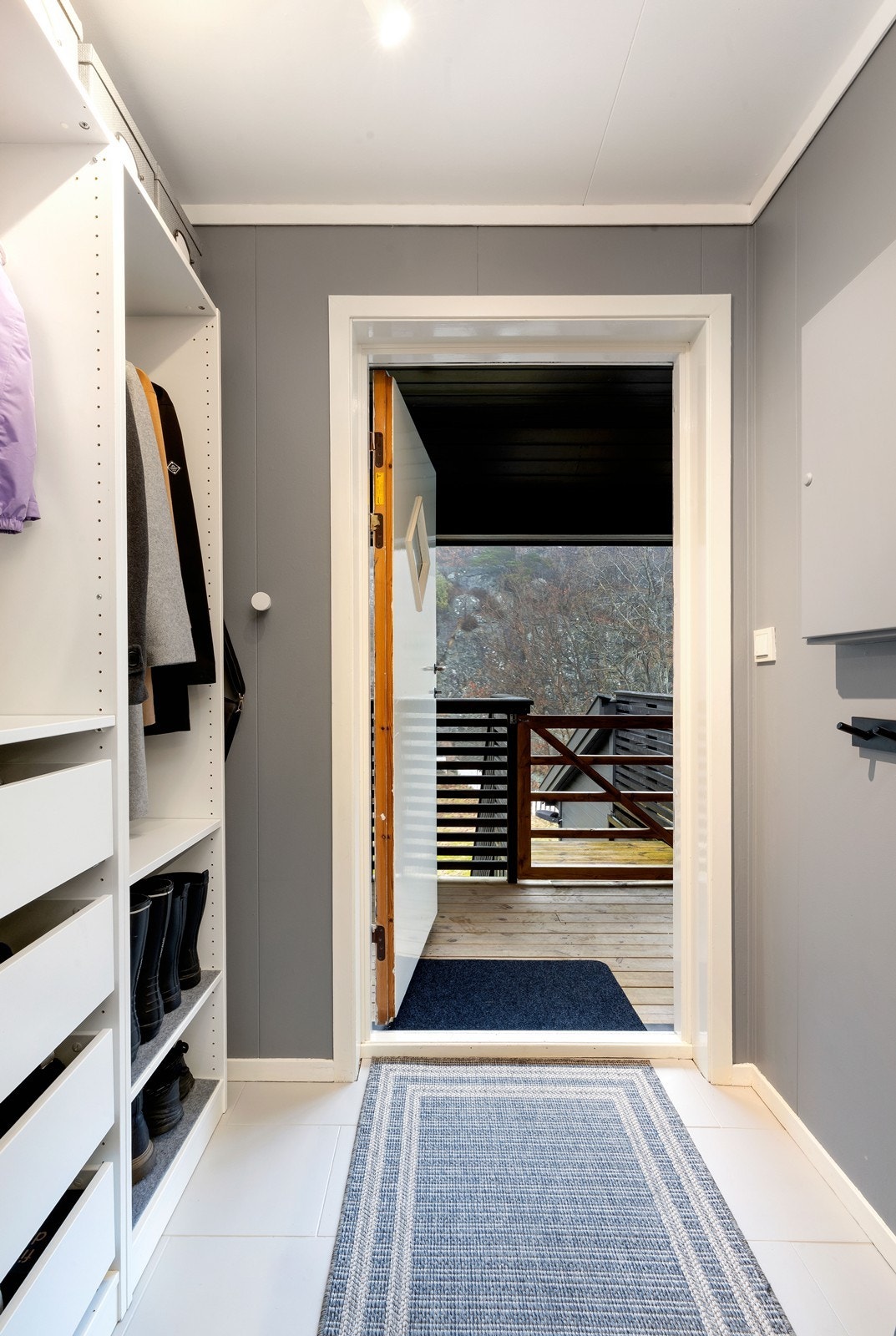 God plass til å henge fra seg klær ved inngangspartiet. Galleribilde