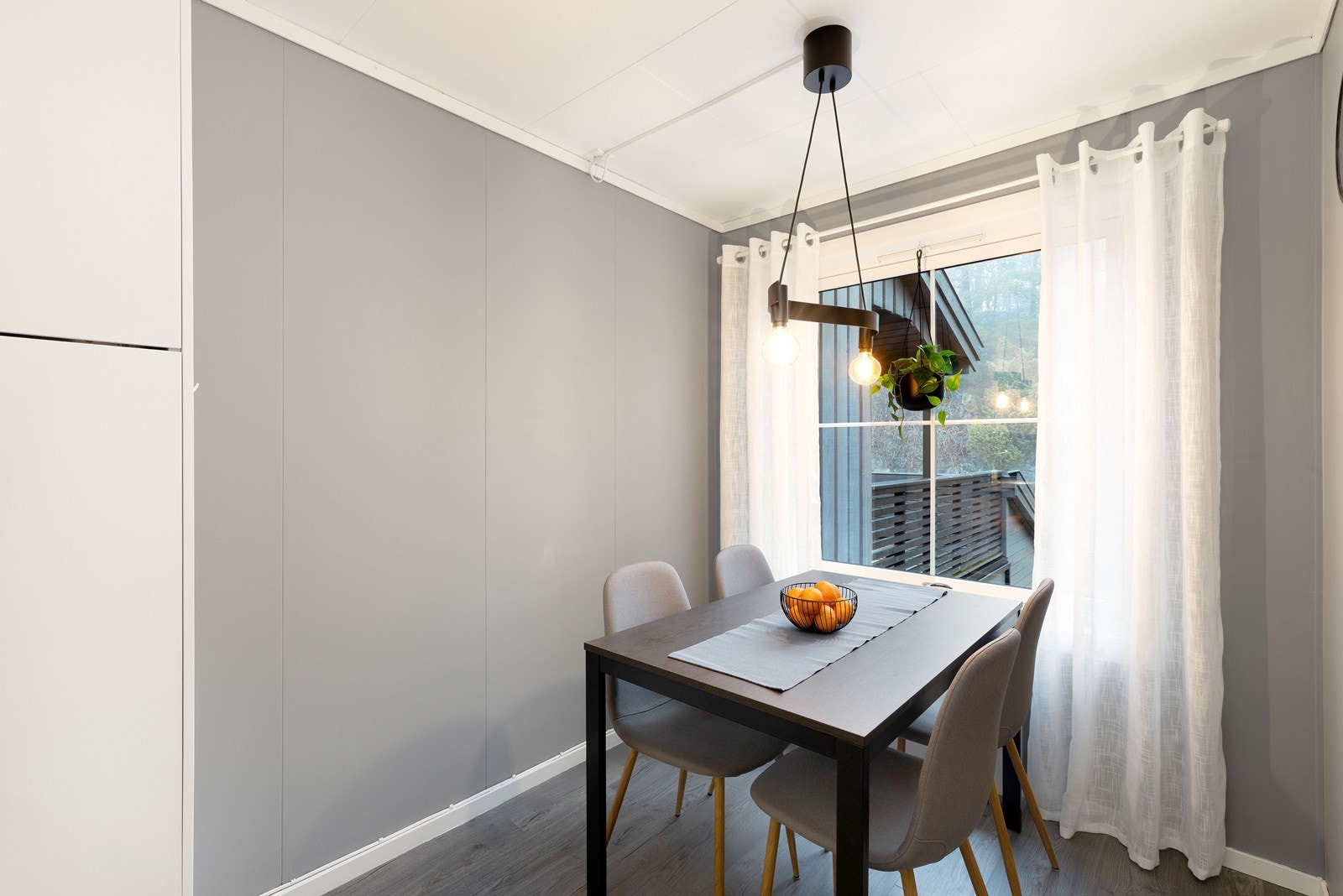 Spiseplass på kjøkken. Galleribilde