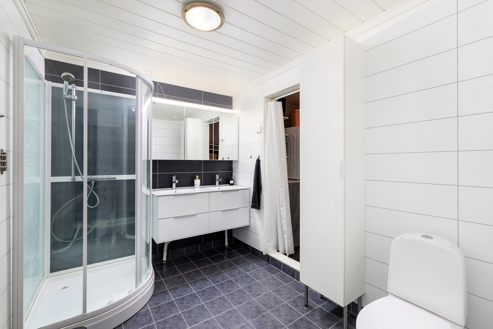 Bad med romslig dusjkabinett. Galleribilde