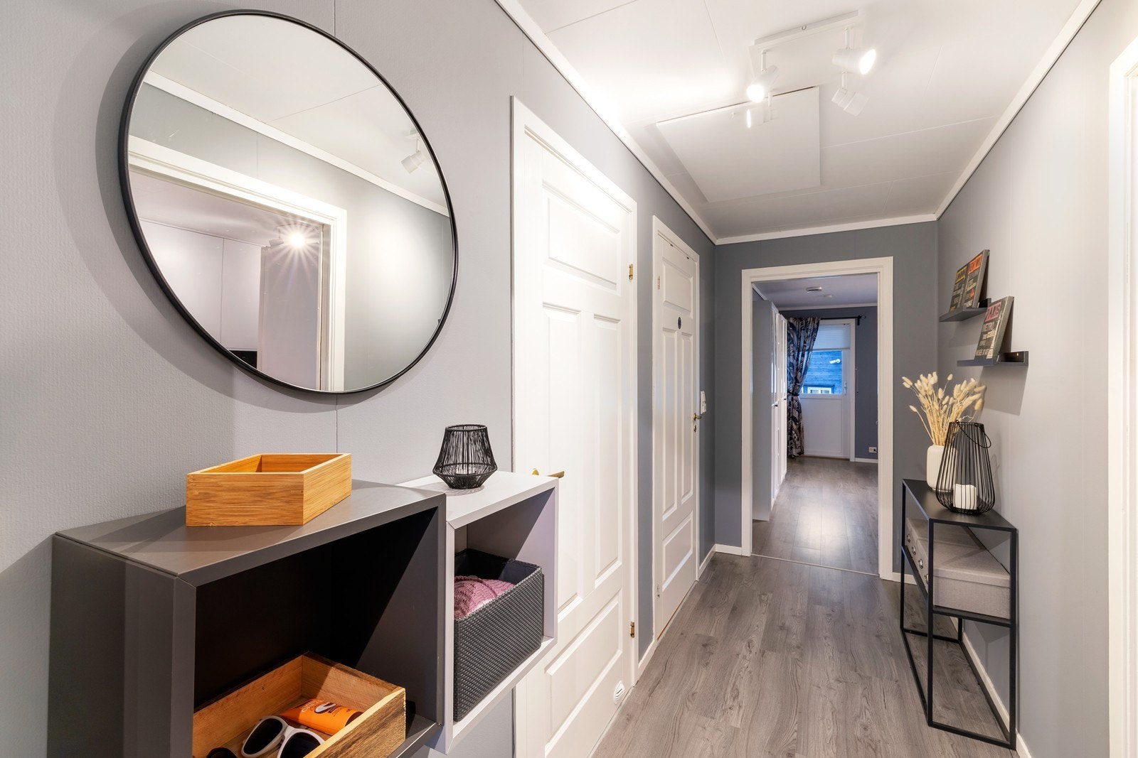 Romslig inngangsparti. Legg merke til loftsluke, god lagringsplass. Galleribilde