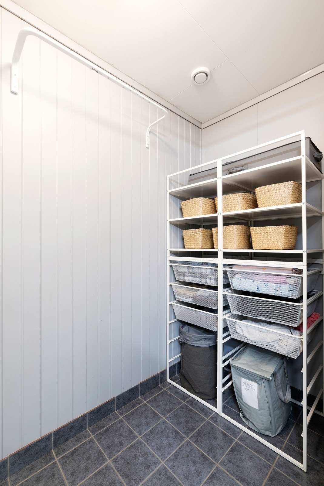 Innforbi badet finner du et romslig separat vaskerom. Galleribilde