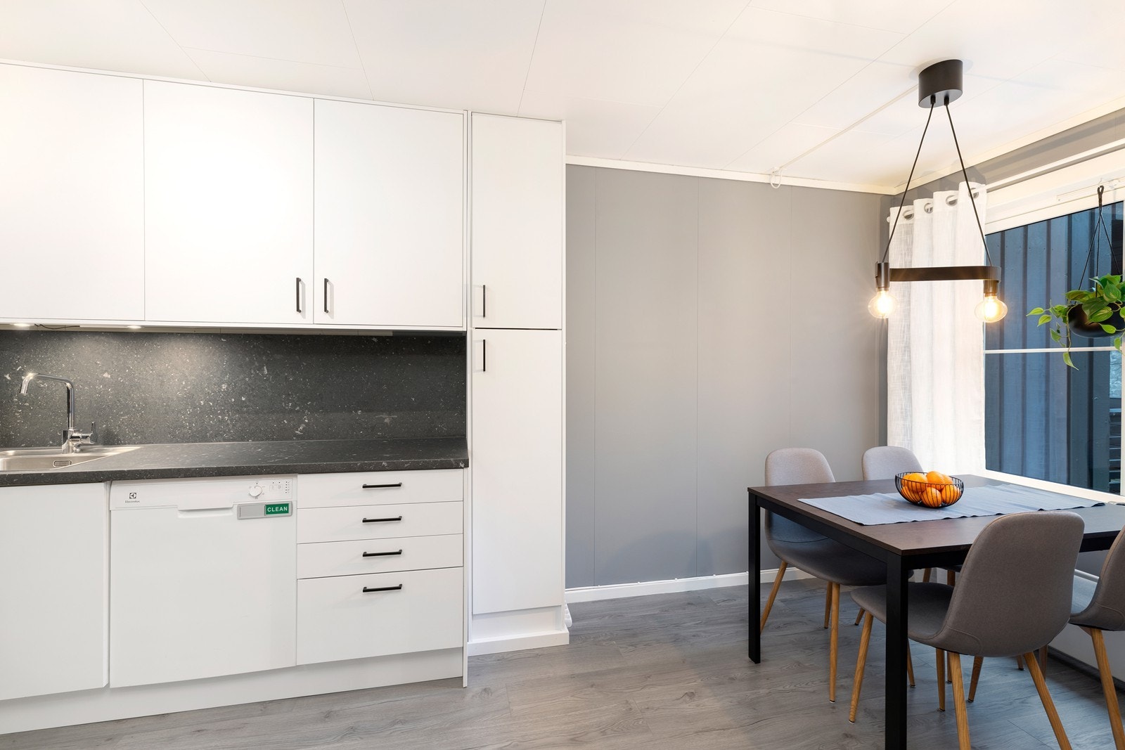 Kjøkkenet er oppgradert de senere år og framstår som pent og moderne. Galleribilde