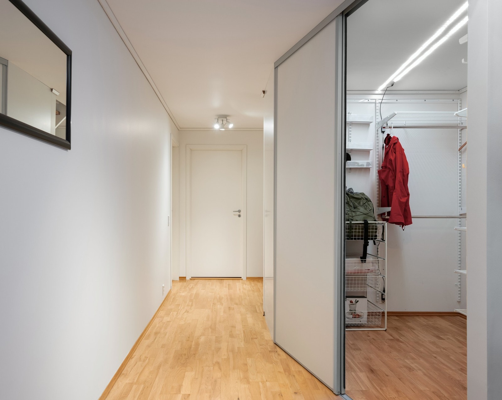 Entre med gulvvarme og praktisk garderobe med Elfa system Galleribilde