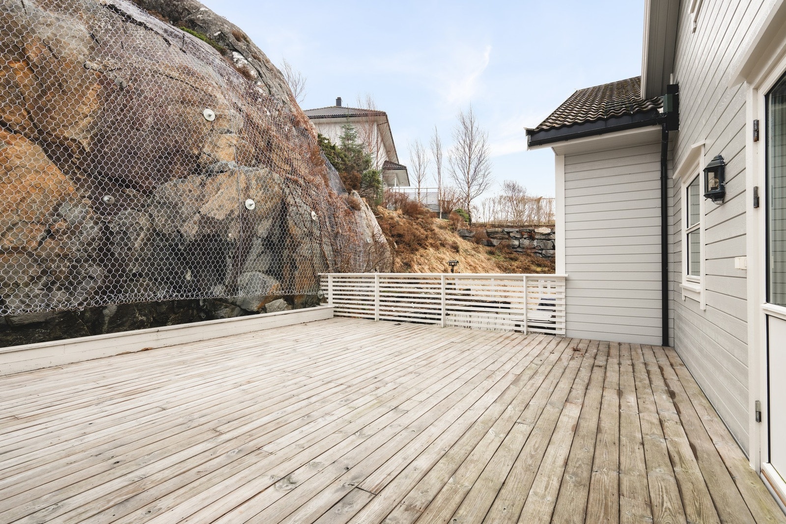 Stor terrasse på baksiden av boligen Galleribilde