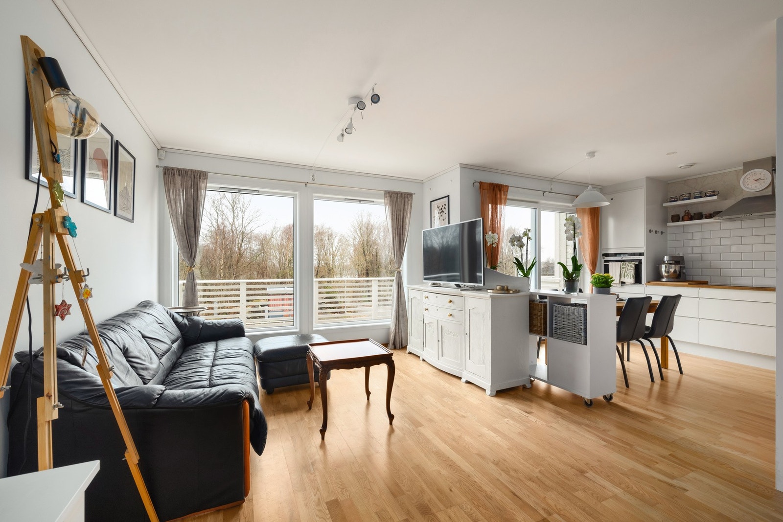 Stue og kjøkken i 2.etasje Galleribilde