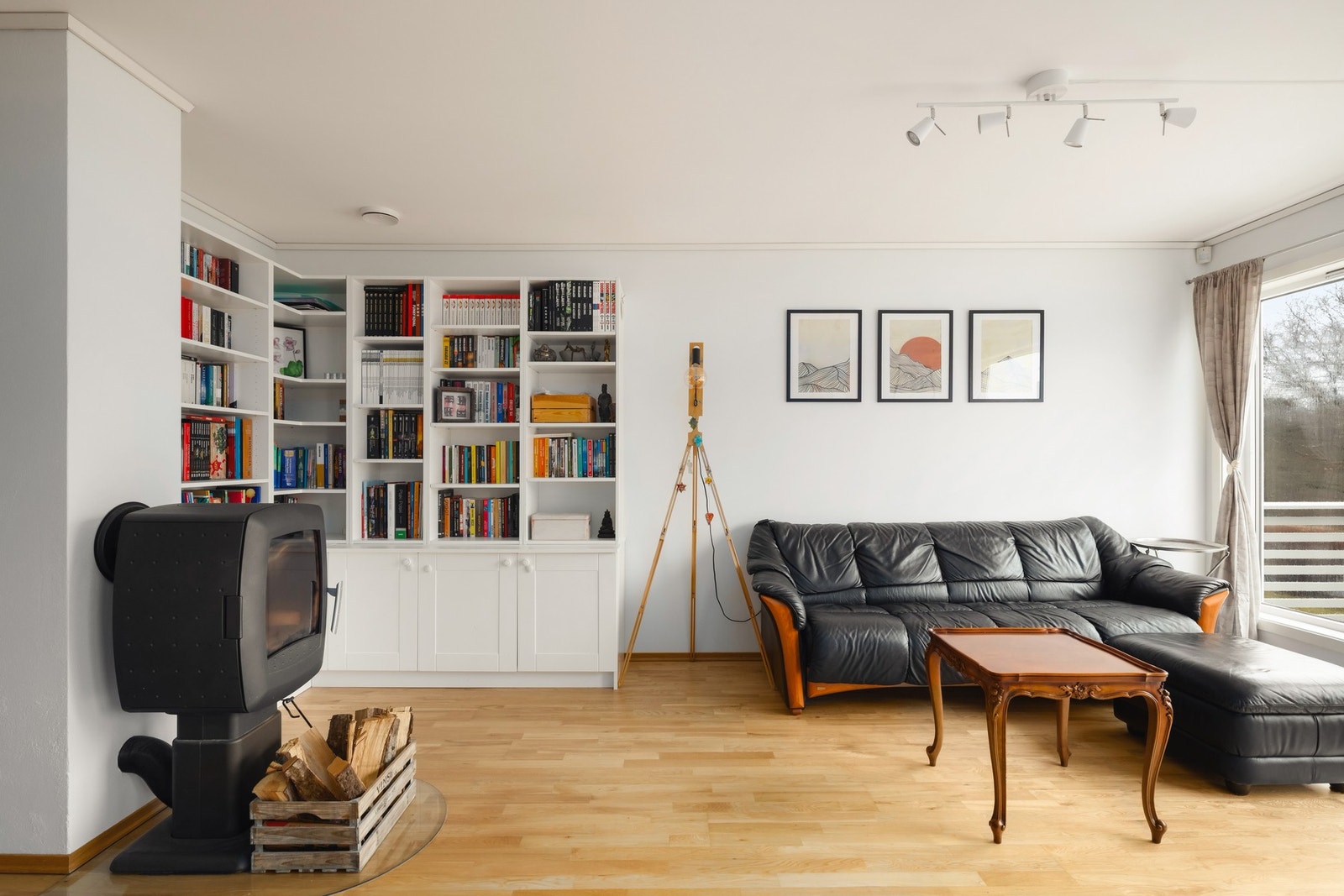 Stue med vedovn Galleribilde