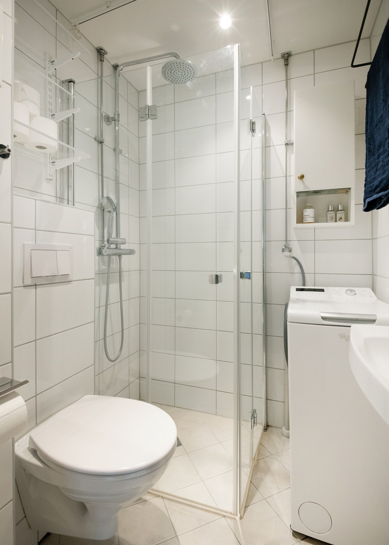 Badet er utstyrt med dusjhjørne med innfellbare glassdører, samt toalett. Galleribilde