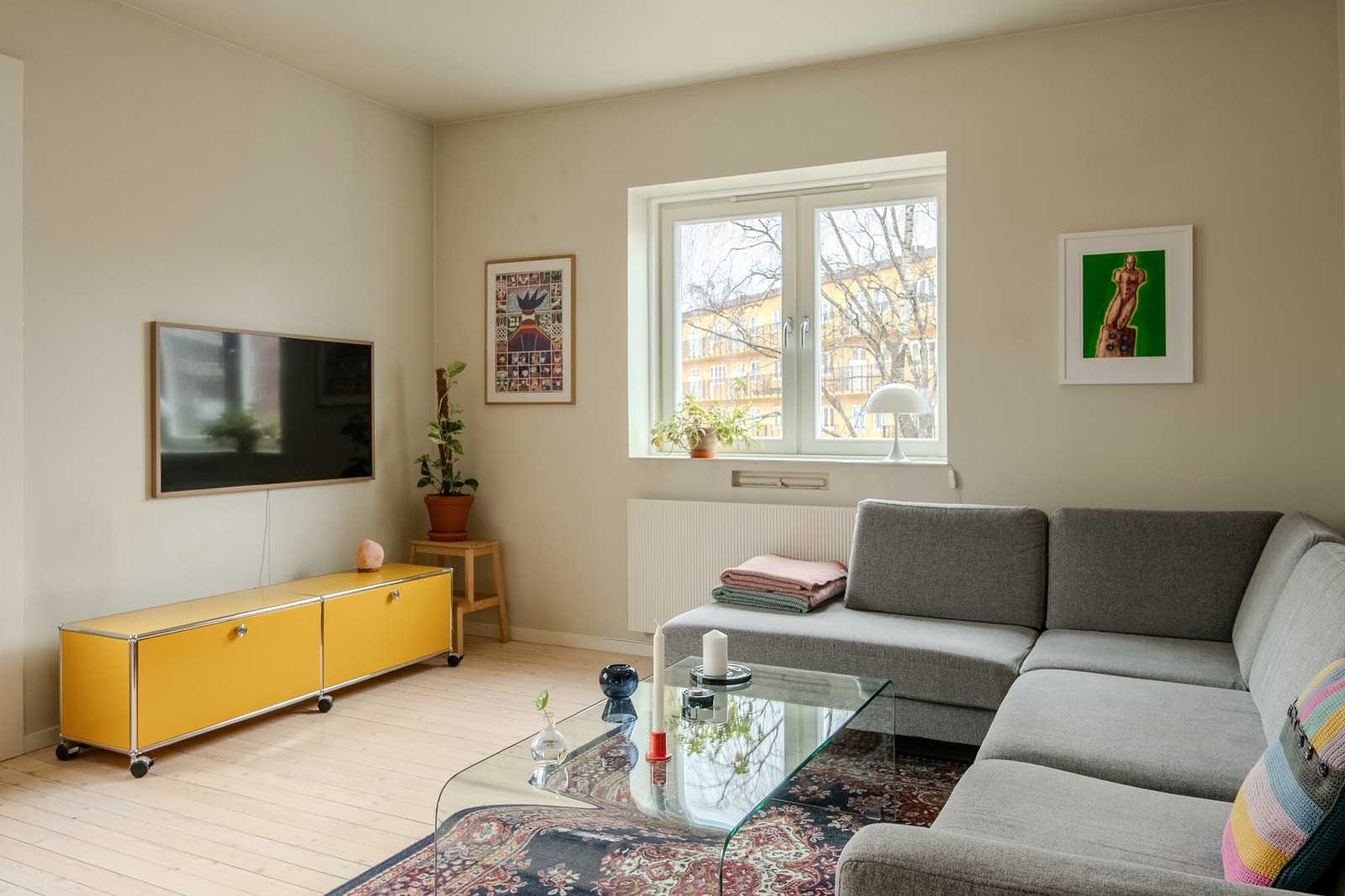 Boligen varmes opp via vannbåren varme til radiatorer, hvor oppvarming er inkludert i fellesutgiftene. Galleribilde