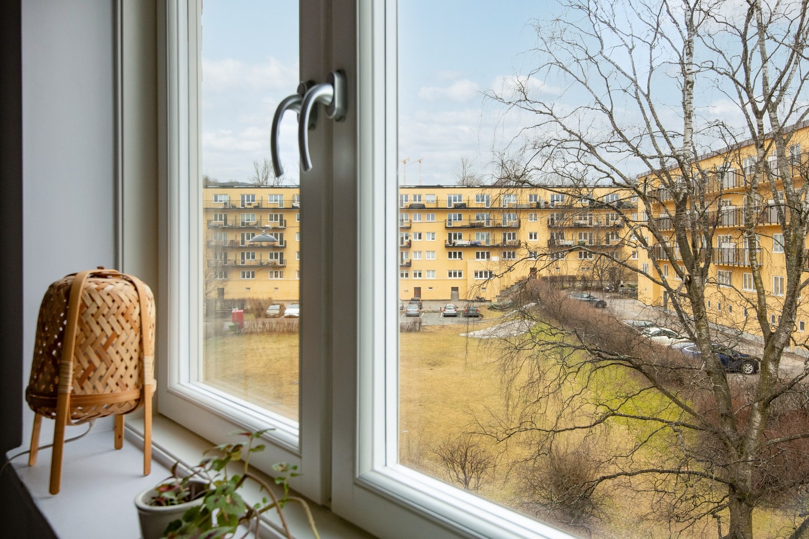 Store vindusflater langs den ene veggen slipper inn godt med naturlig lys og flott utsyn mot grøntarealet utenfor. Galleribilde