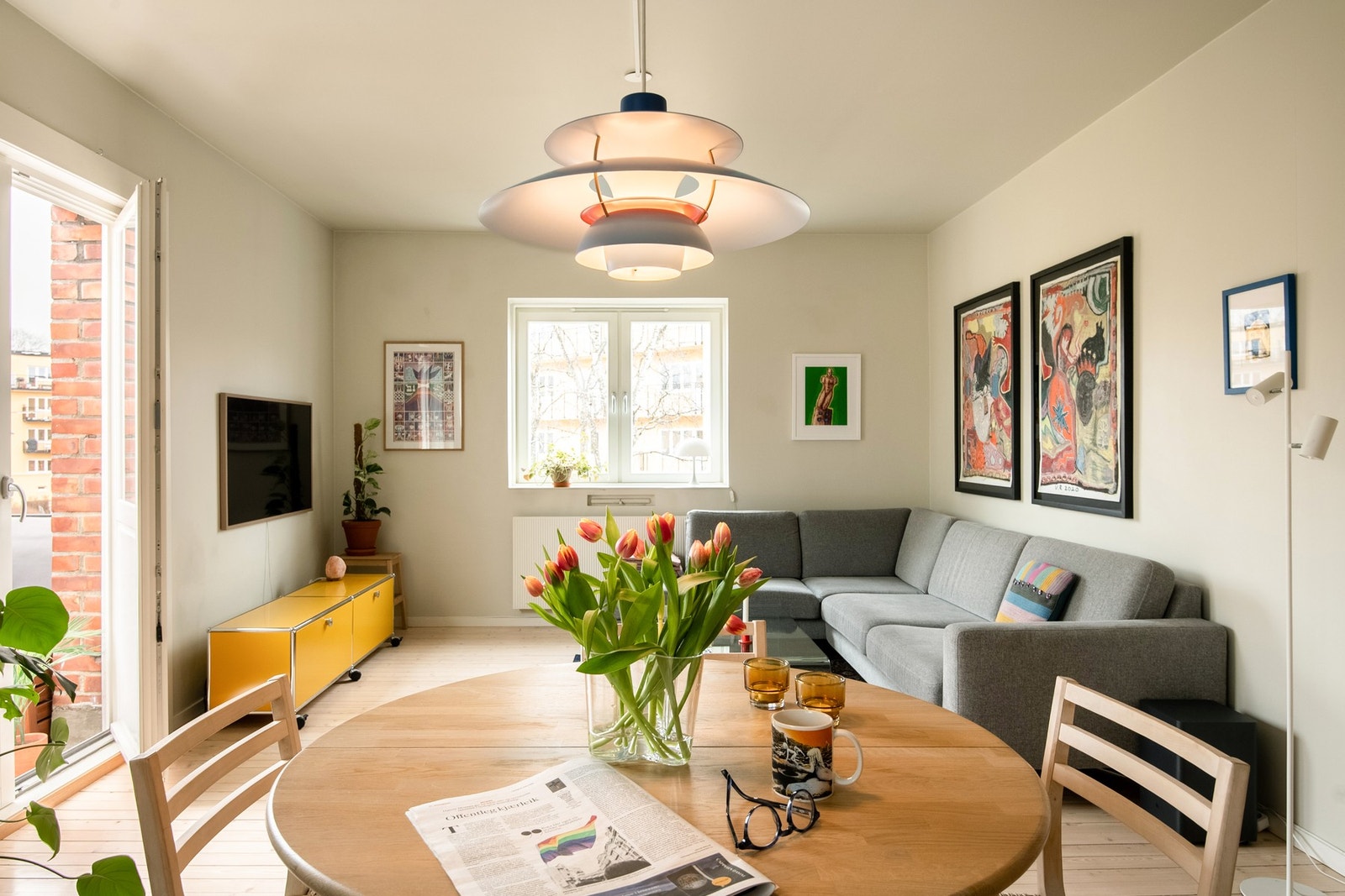 Stuen er av god størrelse med muligheter for å møblere i flere soner der. Galleribilde