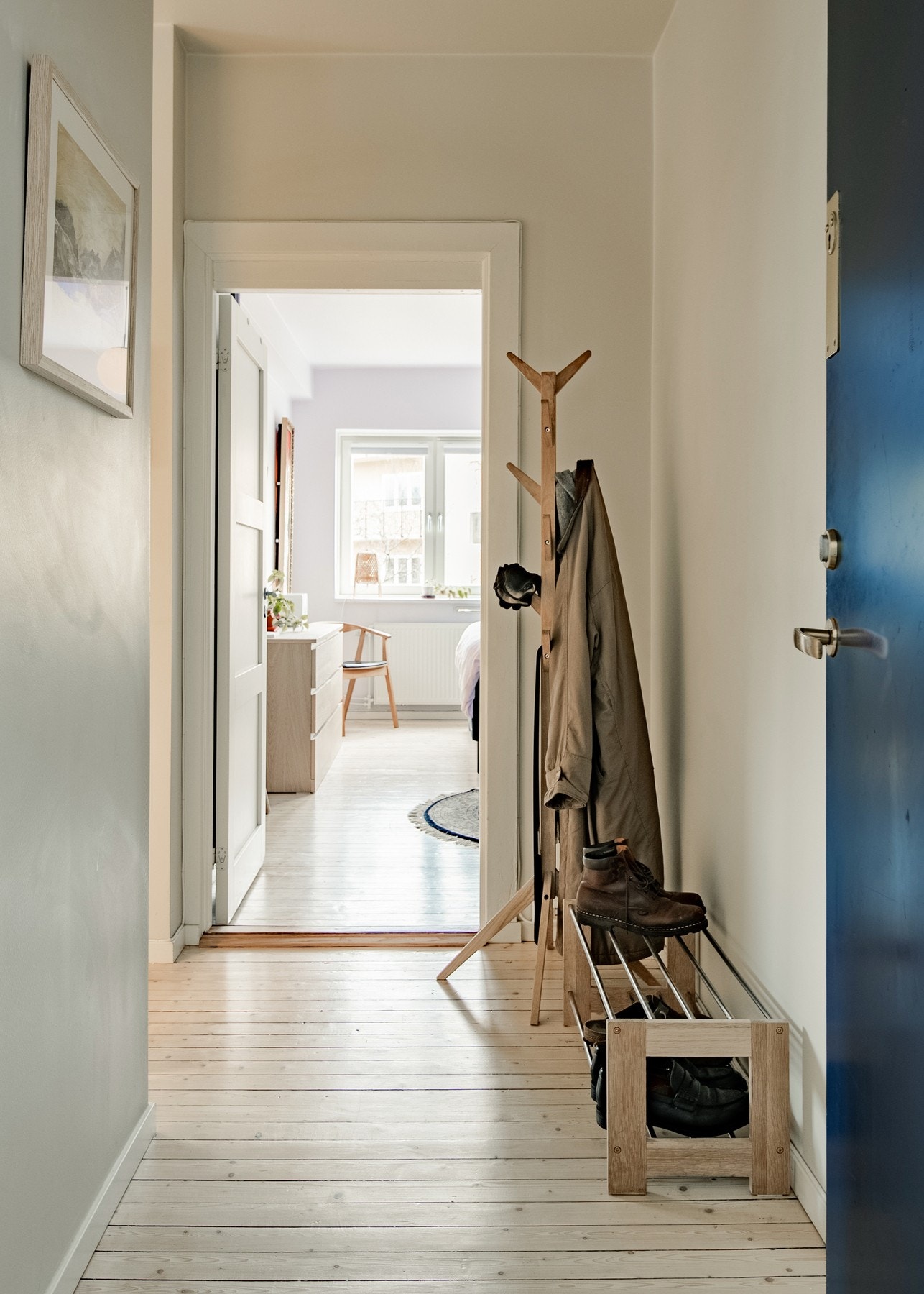 Entréen fremstår lys og tiltalende, med originale tregulv som tilfører boligen karakter og varme. Galleribilde