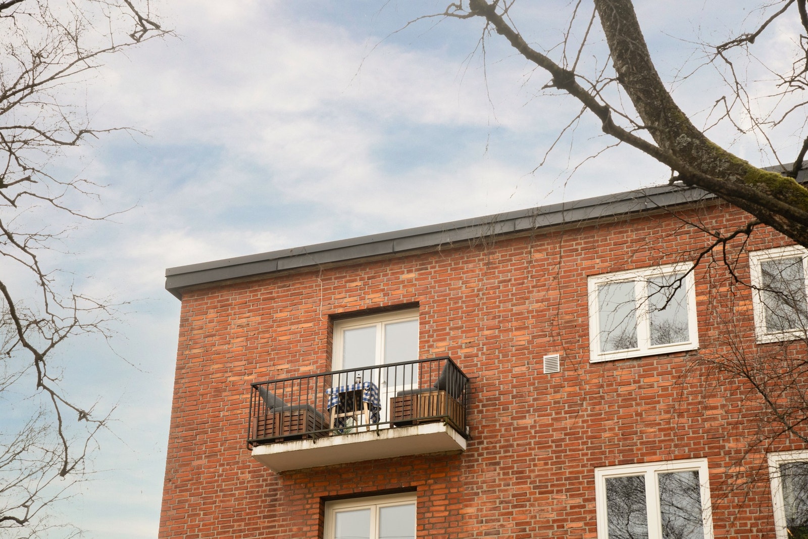 Boligen er beliggende i byggets øverste leilighetsplan og har en meget god intern beliggenhet på hjørnet. Galleribilde