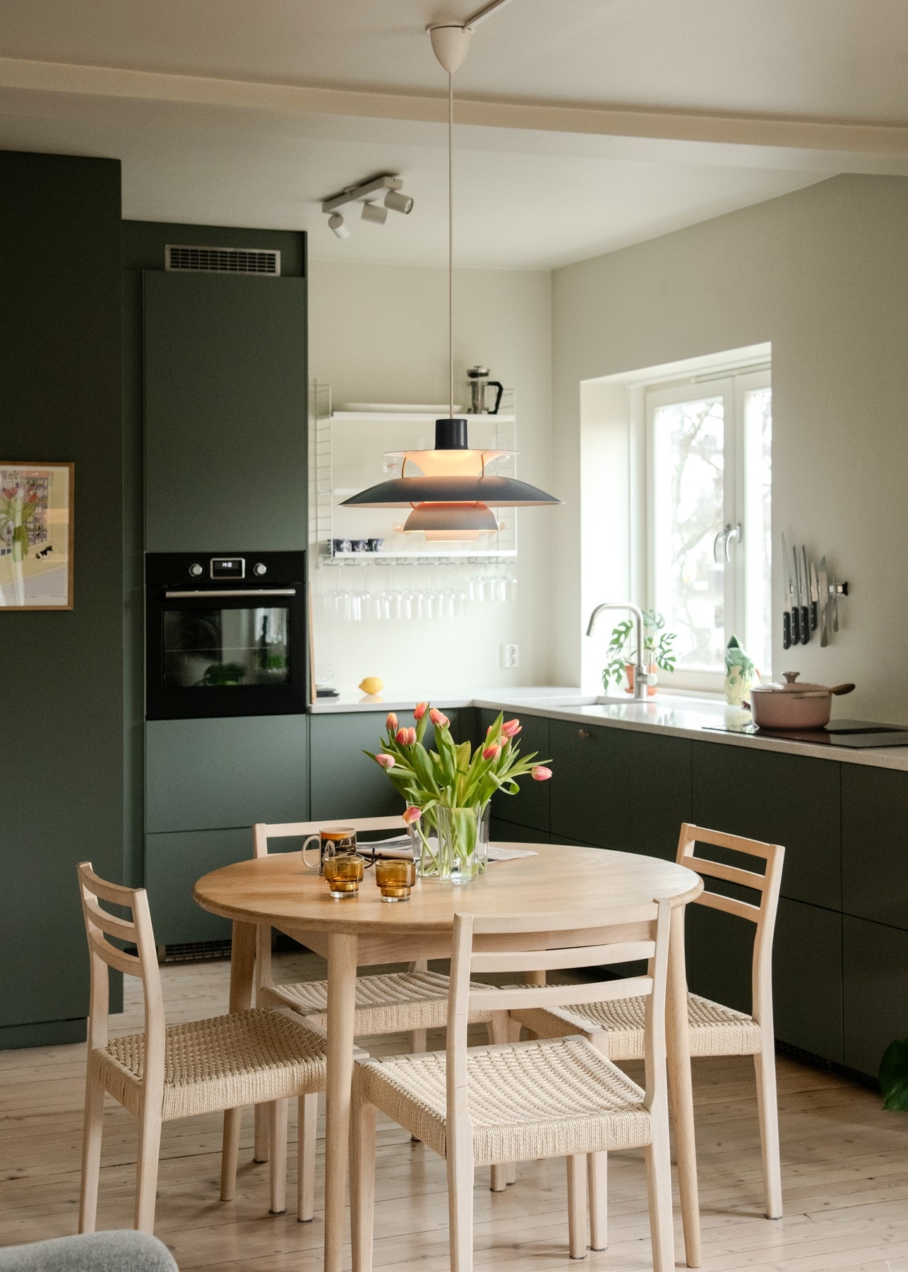 Spisebordet finner sin naturlige plass i forkant av kjøkkeninnredningen - Her er det koselig å invitere venner og familie over. Galleribilde
