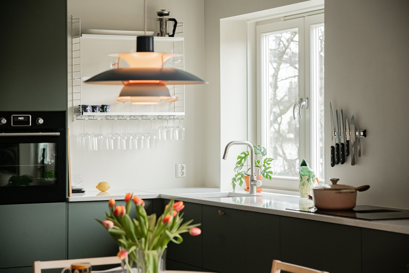 Kjøkkenet er godt utstyrt med integrerte hvitevarer, herunder stekeovn, platetopp med innebygd ventilator, oppvaskmaskin samt kjøleskap med fryser. Galleribilde