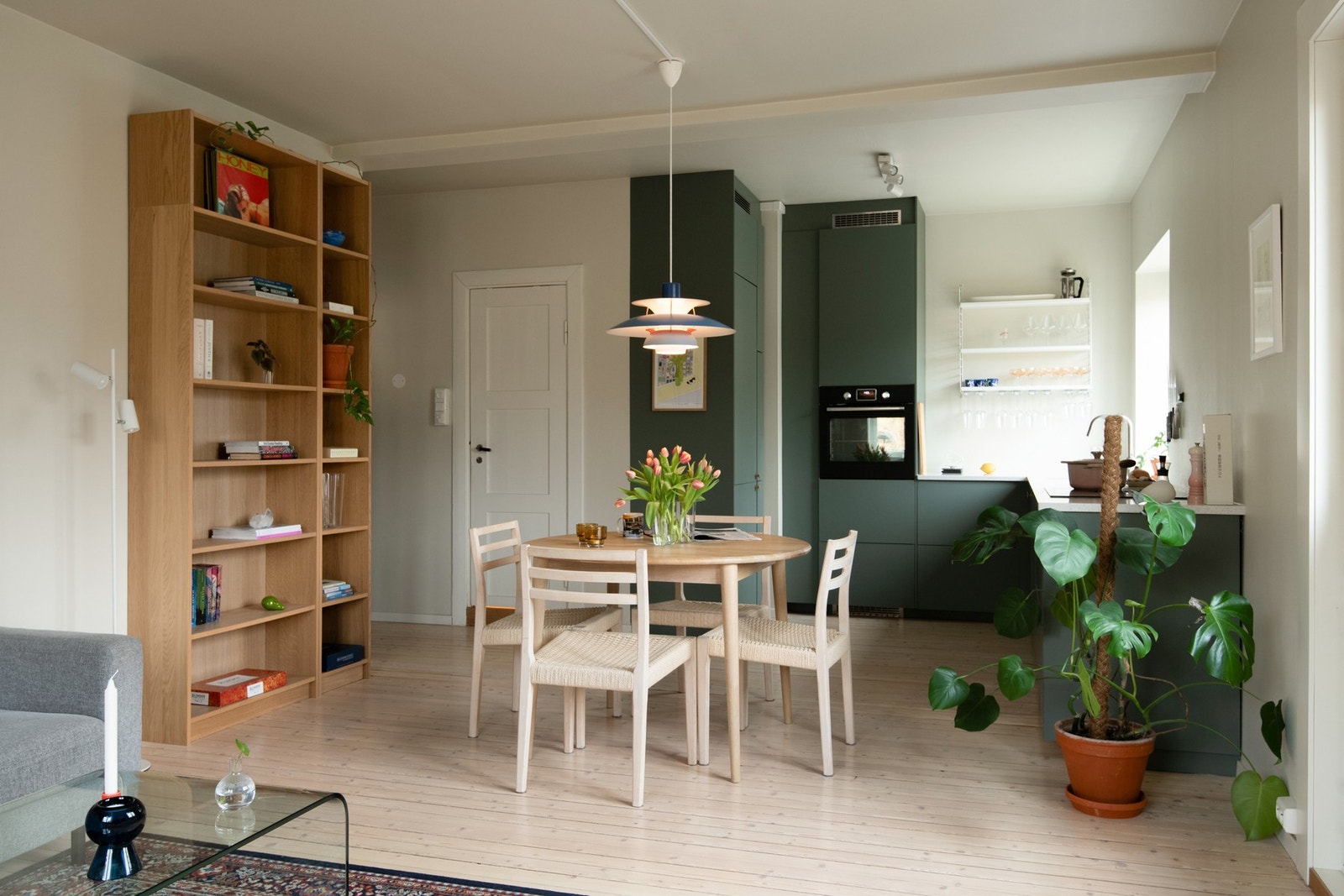 Boligen er oppgradert i 2021 med åpen stue-/kjøkkenløsning som skaper en moderne og sosial sone. Galleribilde