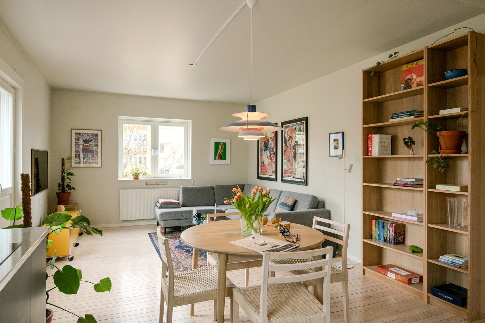 Leiligheten byr på gode romstørrelser, gjennomgående høy standard og vakre originale tregulv som tilfører varme og karakter. Galleribilde