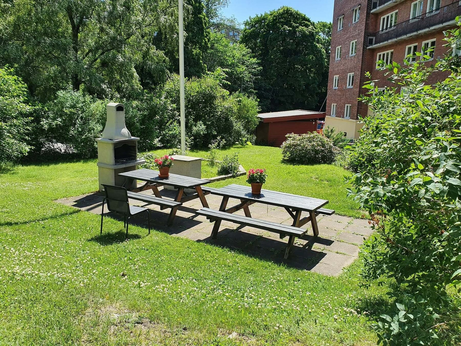 I bakgården er det tilrettelagt med flere sittegrupper som legger til rette for hyggelig samvær mellom beboerne. Galleribilde