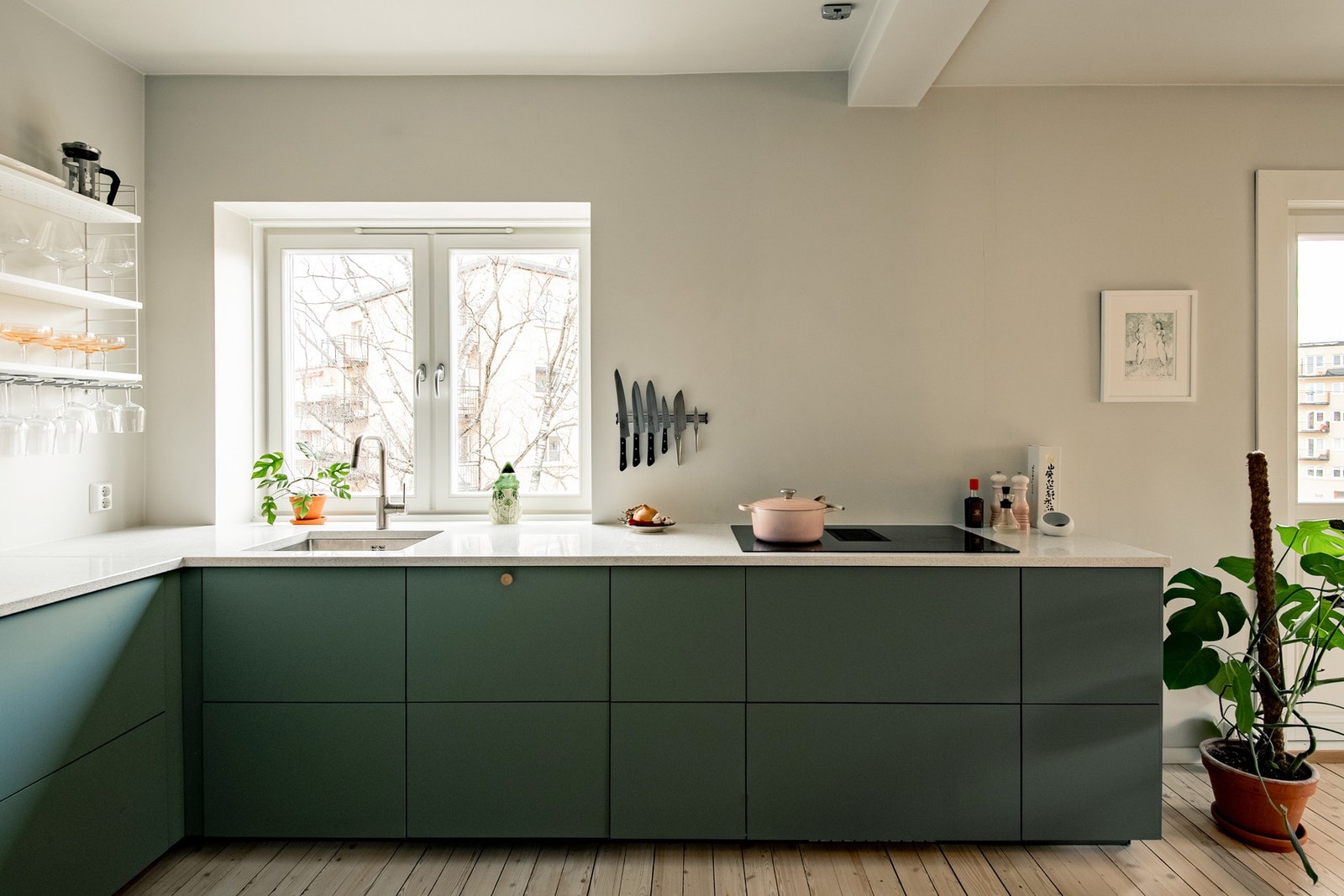 Helheten gir et gjennomført og moderne kjøkken som kombinerer estetikk og funksjonalitet på en svært god måte. Galleribilde