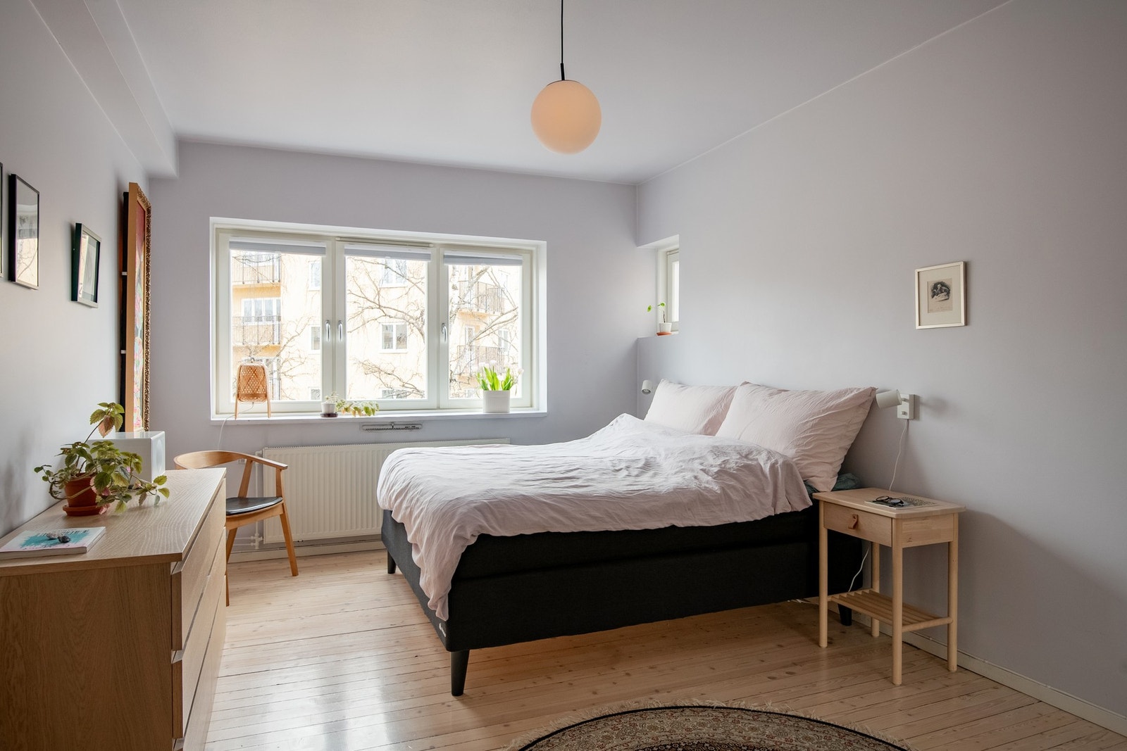 Boligens soverom er av de mer romslige med god plass til dobbeltseng med tilhørende nattbord på hver side. Galleribilde