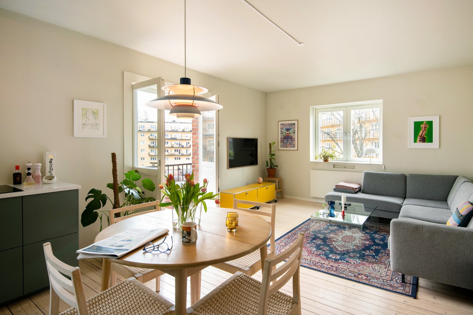 Store vindusflater fra flere himmelretninger slipper inn rikelig med lys og gir en luftig romfølelse. Galleribilde