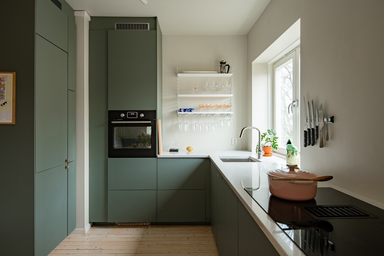 Her får du gode arbeidsflater og rikelig med oppbevaringsplass. Galleribilde