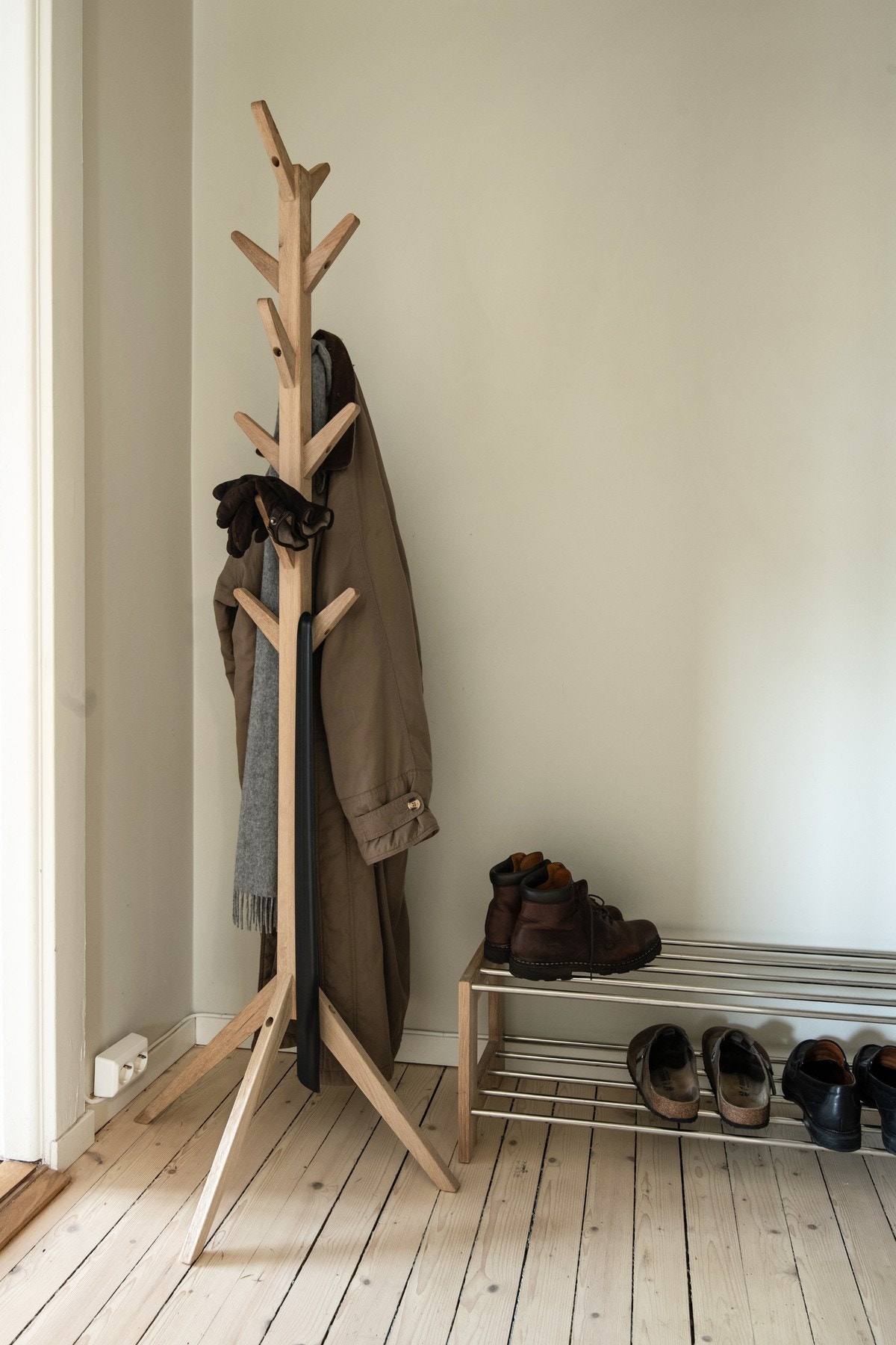 Det er godt tilrettelagt med plass til oppheng av yttertøy samt praktisk oppbevaring av sko. Galleribilde
