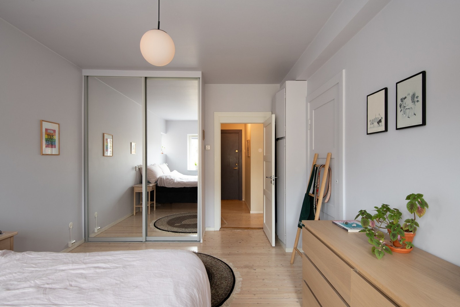 Soverommet har stor fleksibilitet for etablering av garderobeløsninger samt øvrig møblement som eksempelvis ekstra skap eller kontorpult. Galleribilde