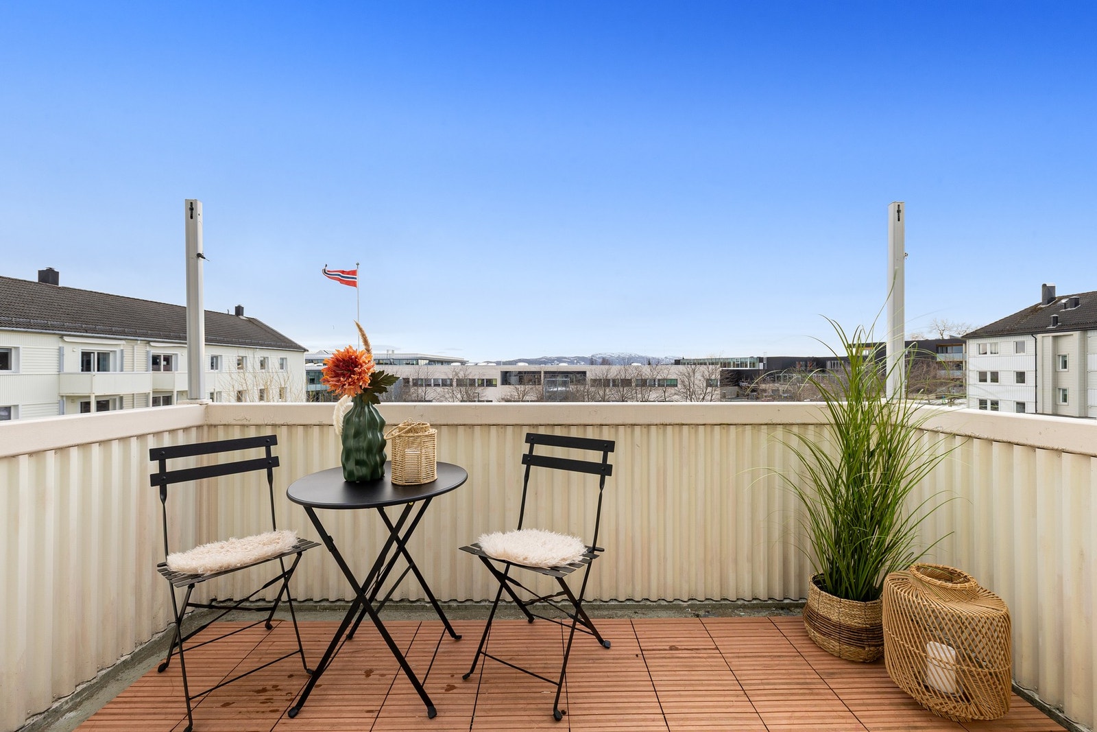 God plass til sittegruppe i solveggen. Galleribilde