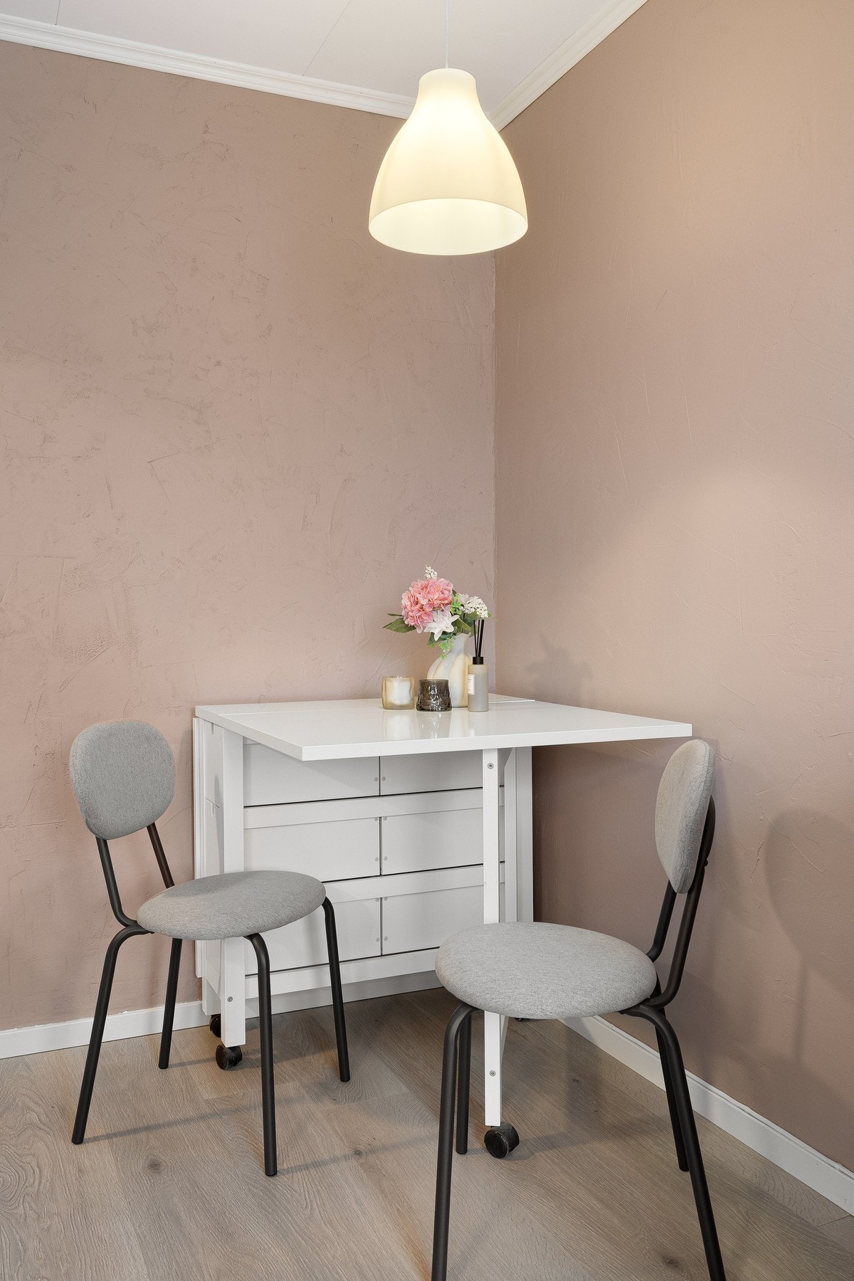 Frokostbord på kjøkkenet. Galleribilde