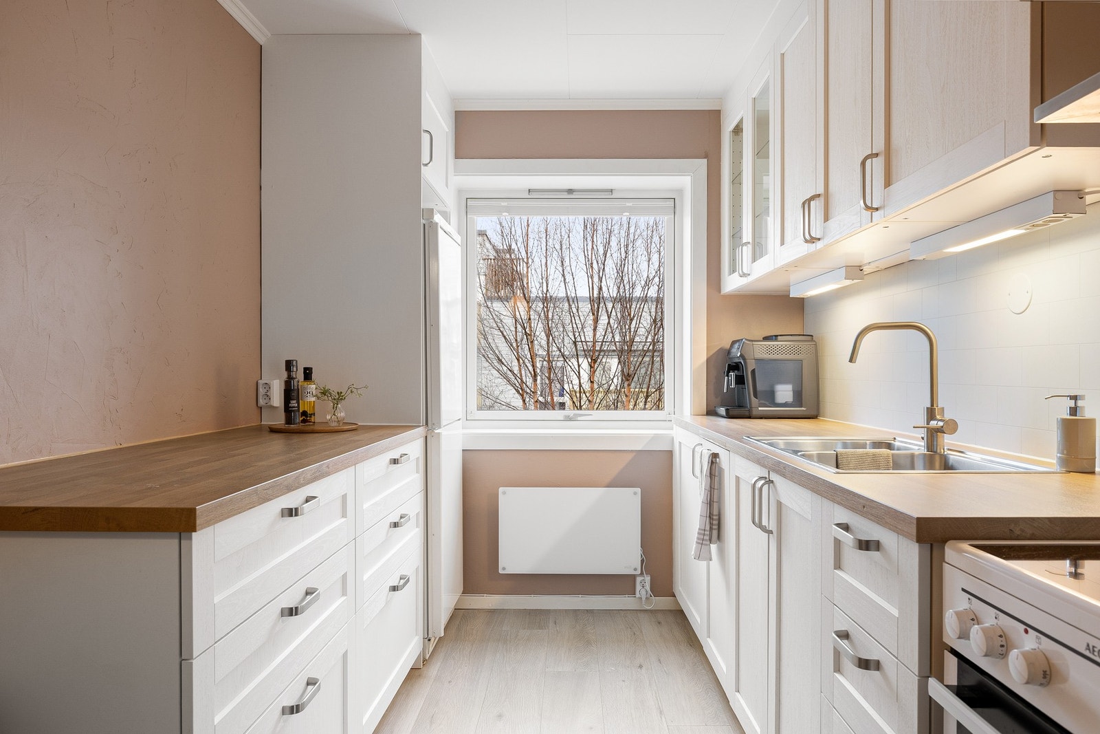 Kjøkkeninnredningen har funksjonell utforming og god benkeplass. Galleribilde