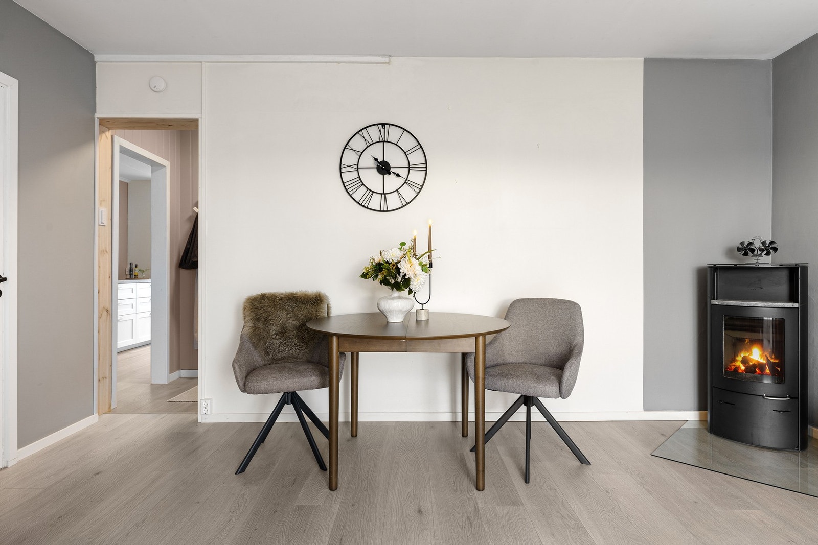 Spiseplass på stuen. Galleribilde