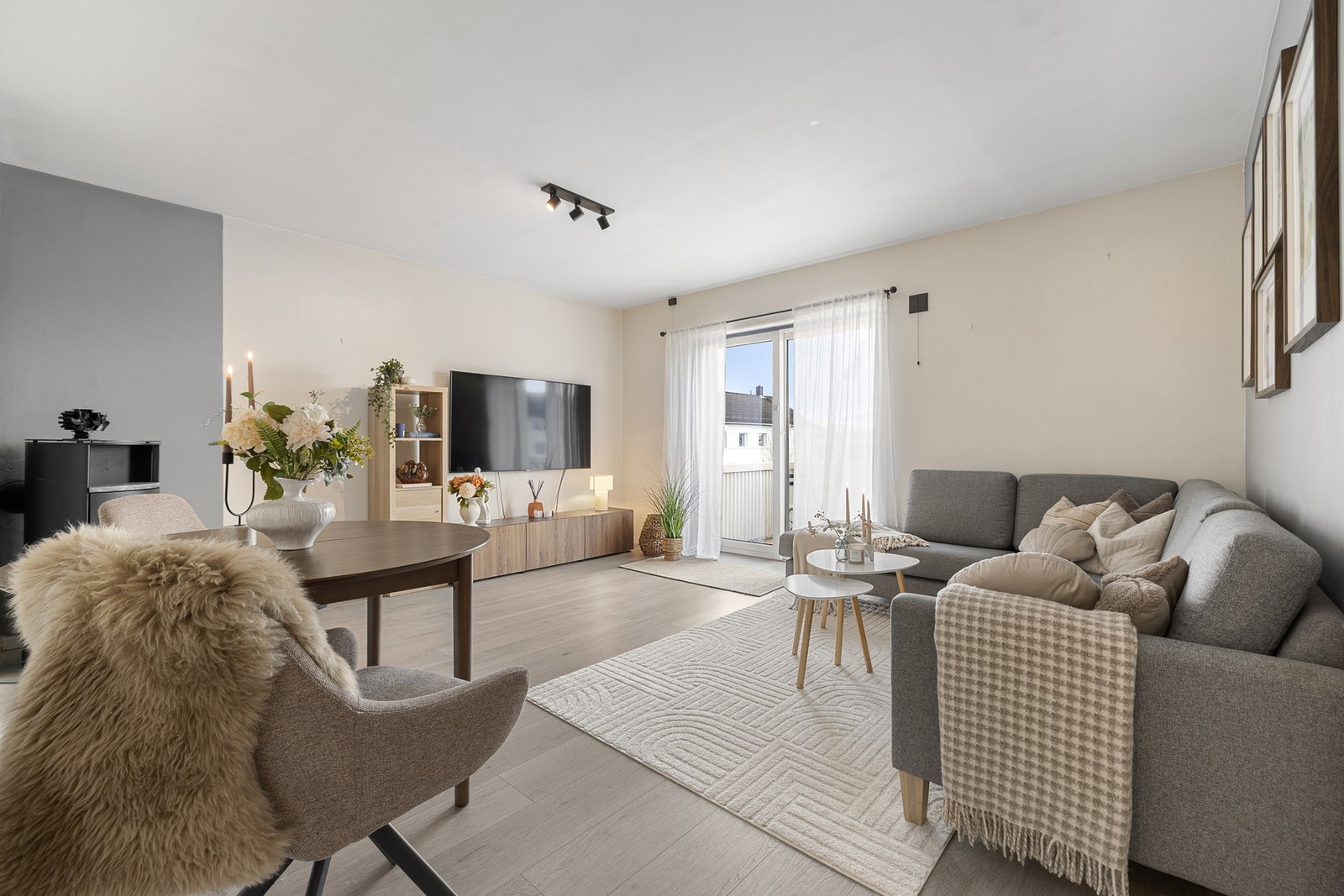 Koselig stue på 20 kvm med vedfyring og utgang til balkong. Galleribilde