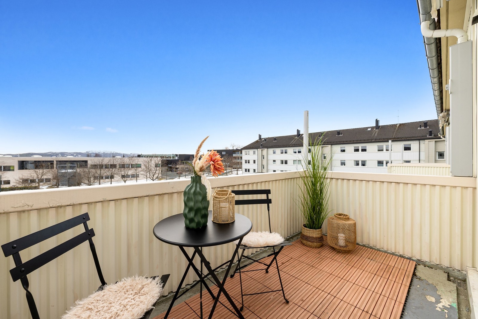 Den sørvendte og solrike balkong på 5,5 kvm blir som et ekstra oppholdsrom på sommeren. Galleribilde