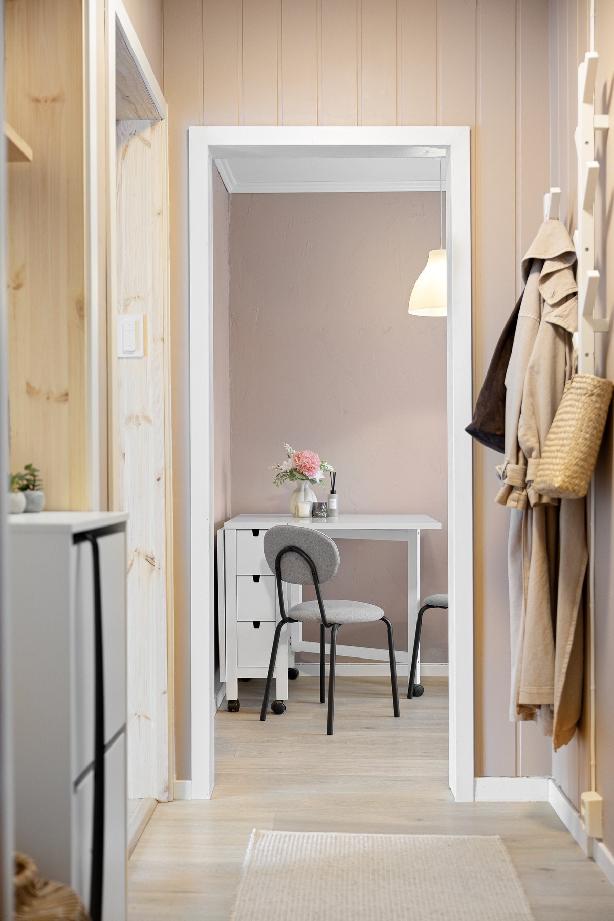 Hyggelig entré med god plass til klesoppheng. Galleribilde