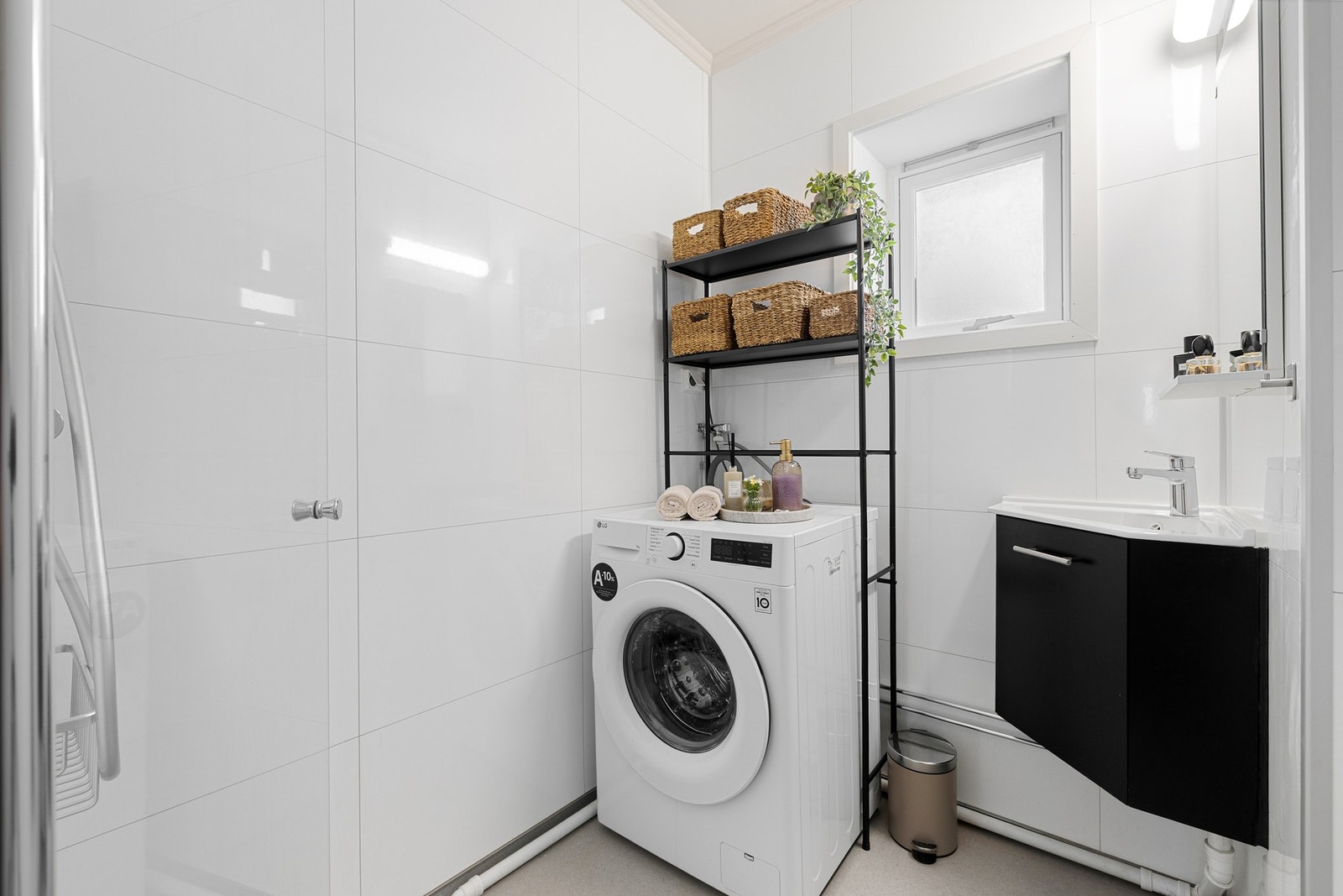 badPå badet er det opplegg for vaskemaskin. Galleribilde