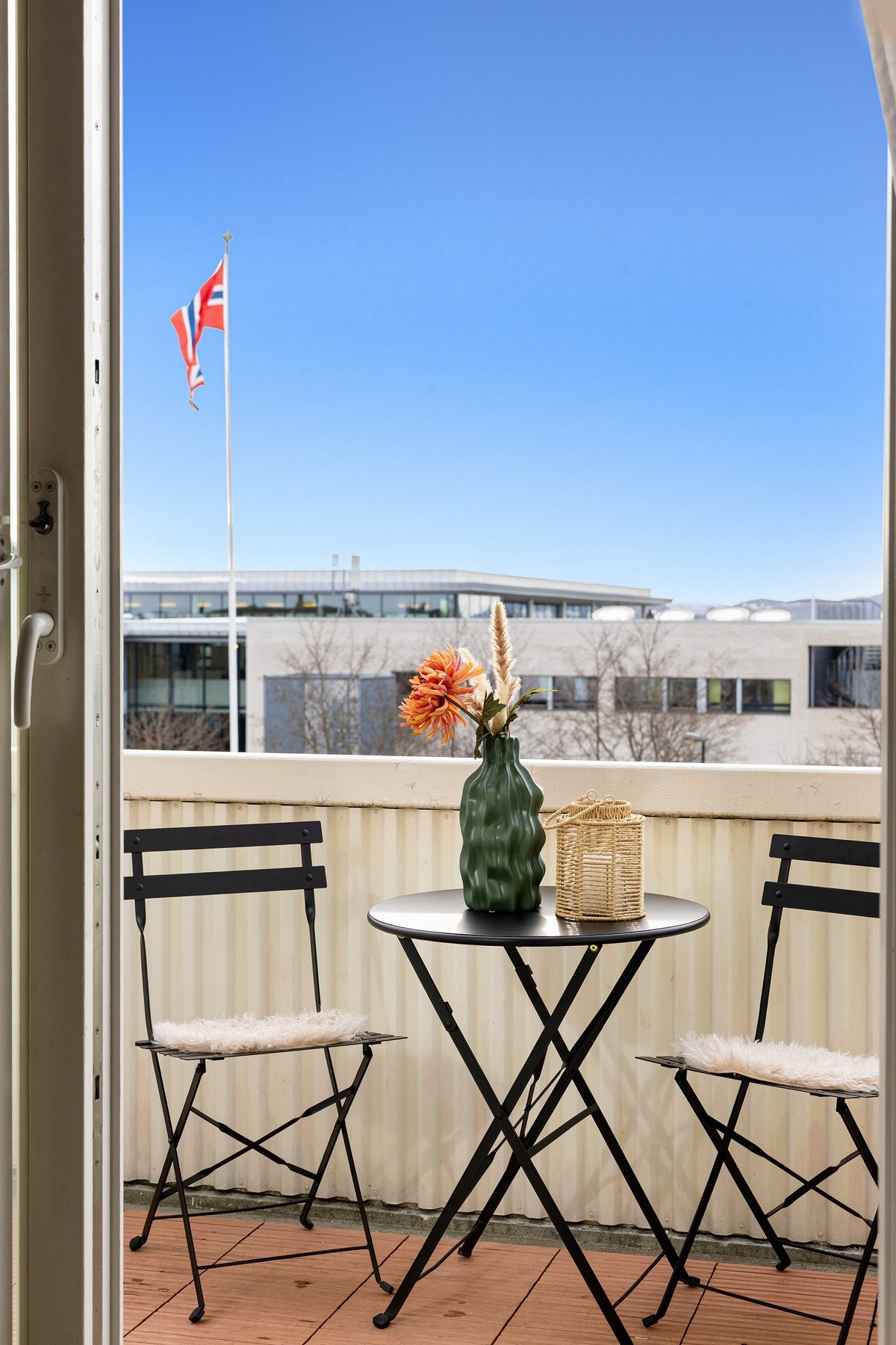 Leiligheten har minimalt med innsyn fra naboer. Galleribilde