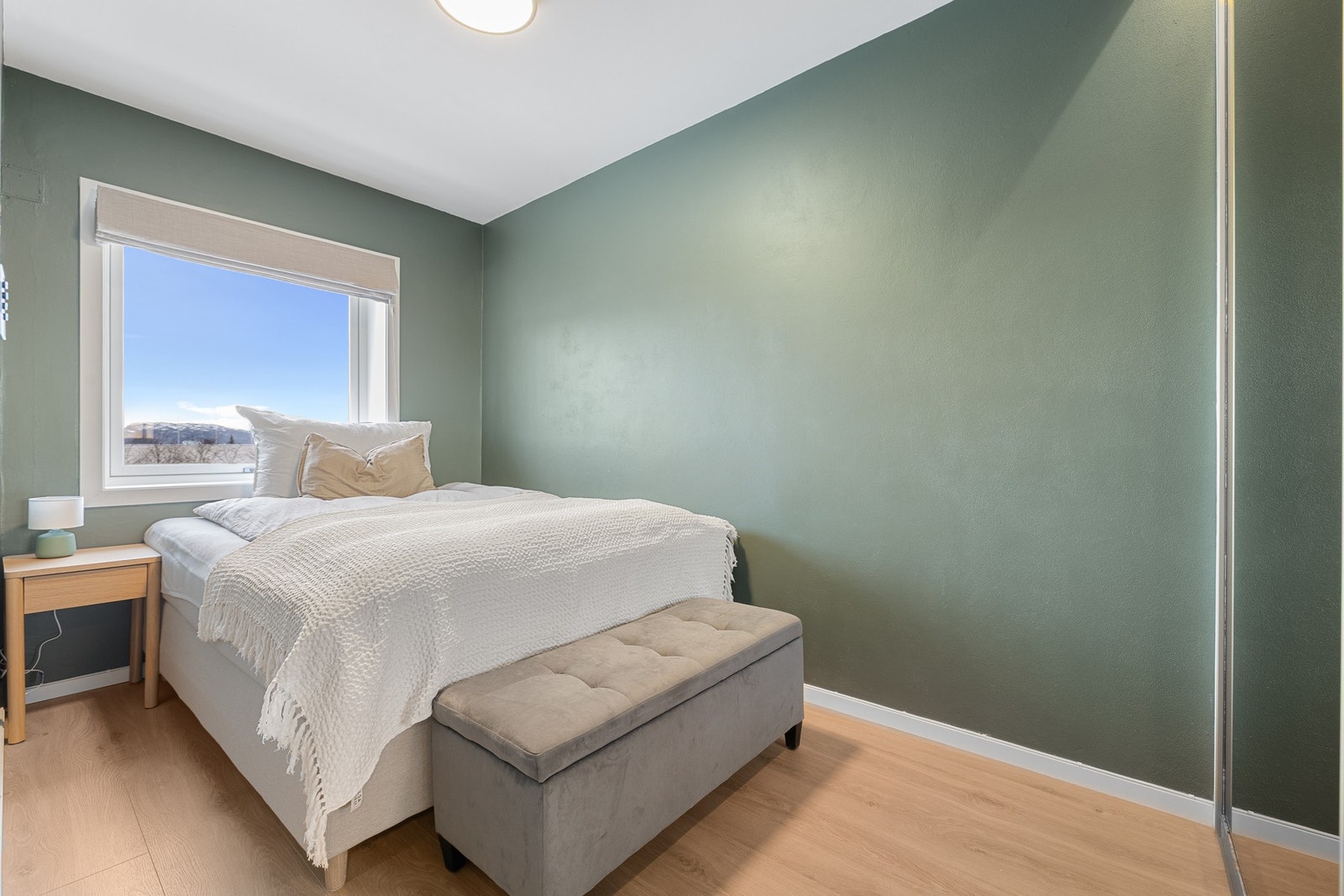 Innbydende og luftig soverom på 9 kvm med skyvedørsgarderobe. Galleribilde