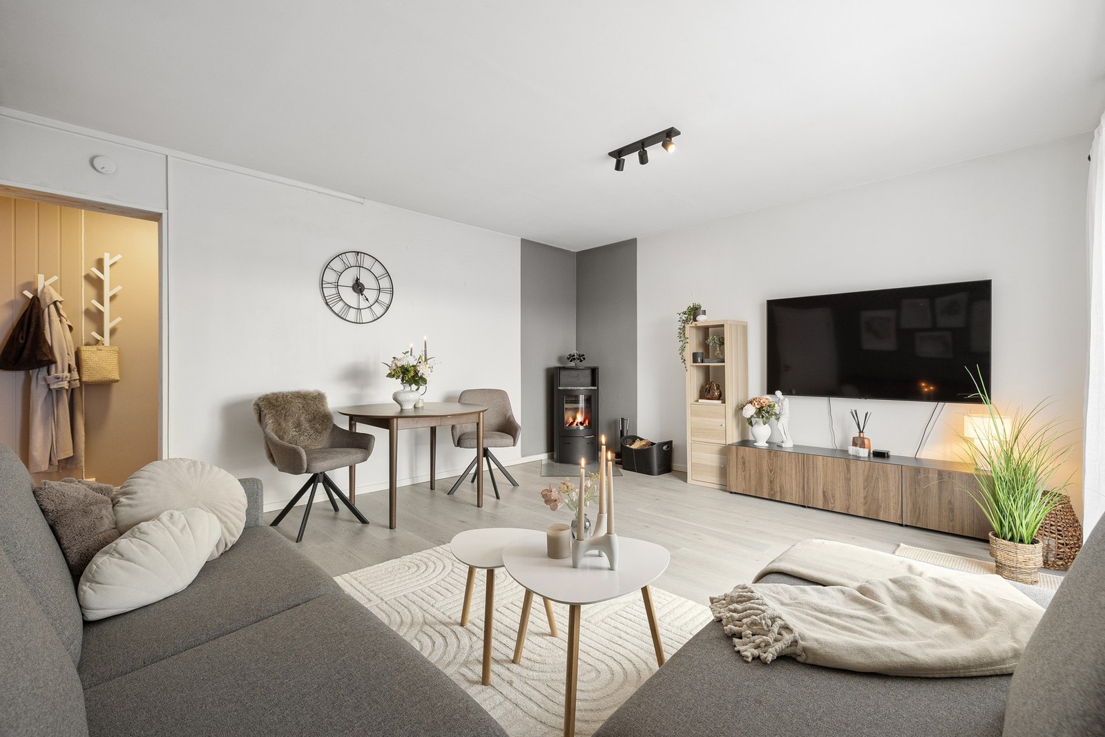 Det er god plass til både sofakrok og spisestue Galleribilde