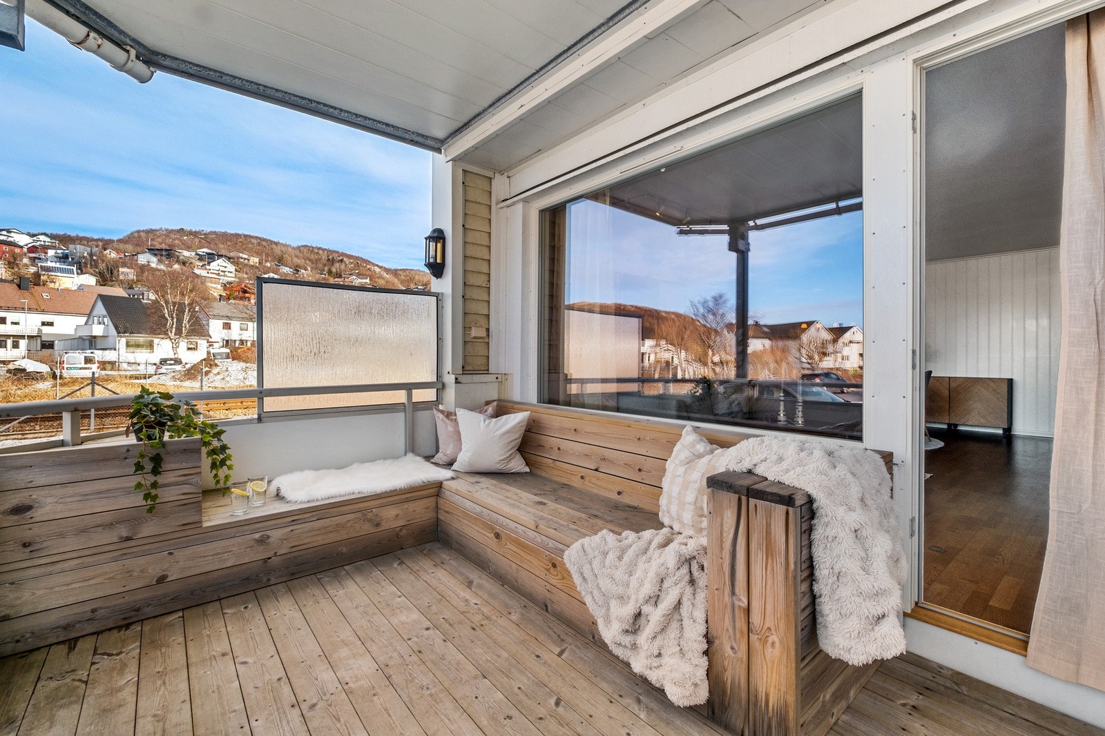 Balkongen har enkel adkomst med port ned til fellesareal/grøntområder Galleribilde