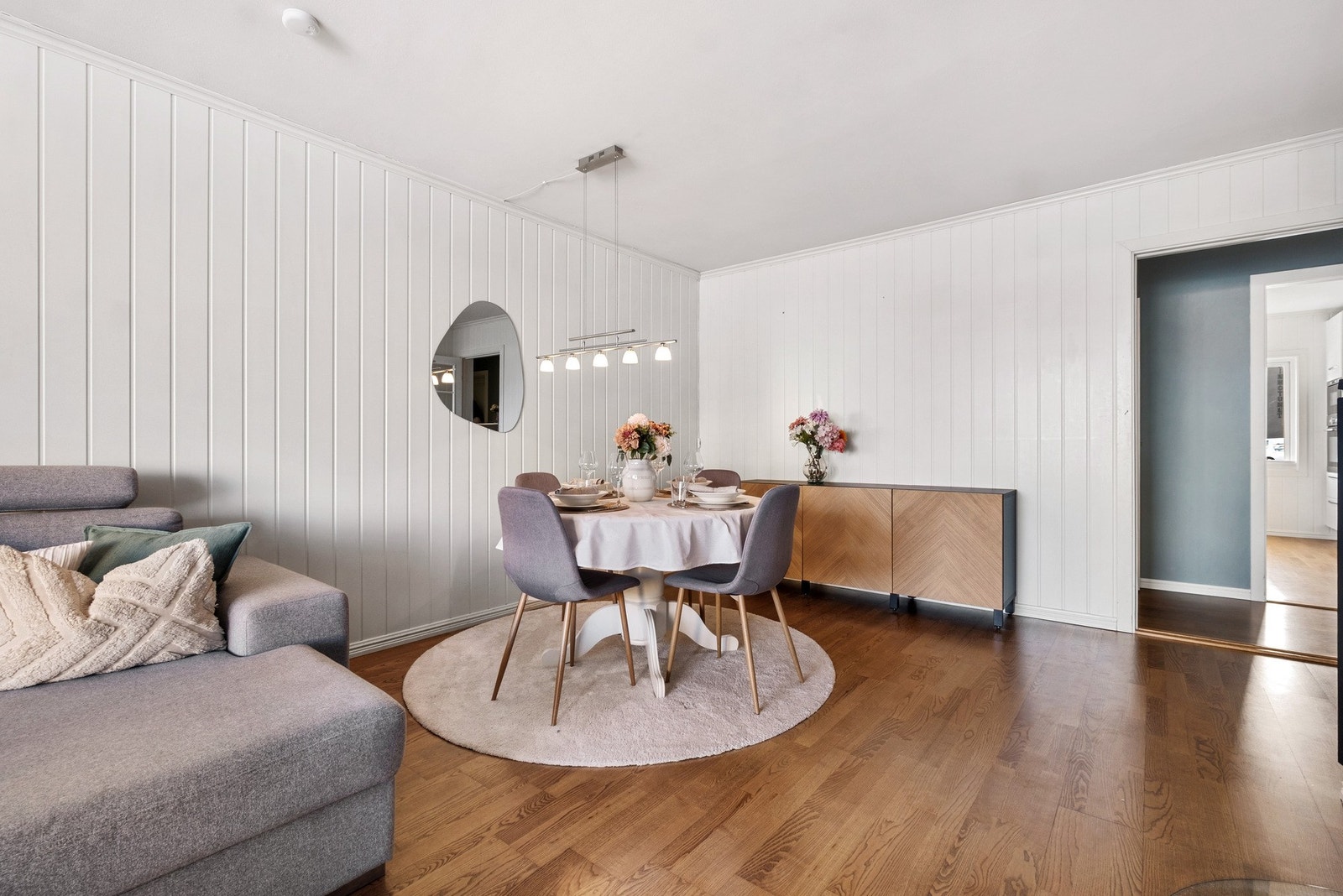 Planløsningen åpner for enkel møblering av både sofa- og spisebordsgruppe Galleribilde