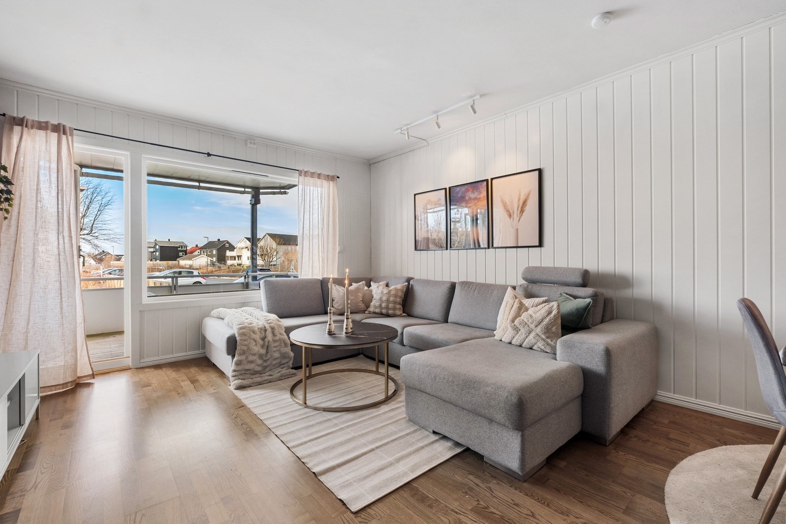 Lys og innbydende stue med utgang til vestvendt balkong Galleribilde