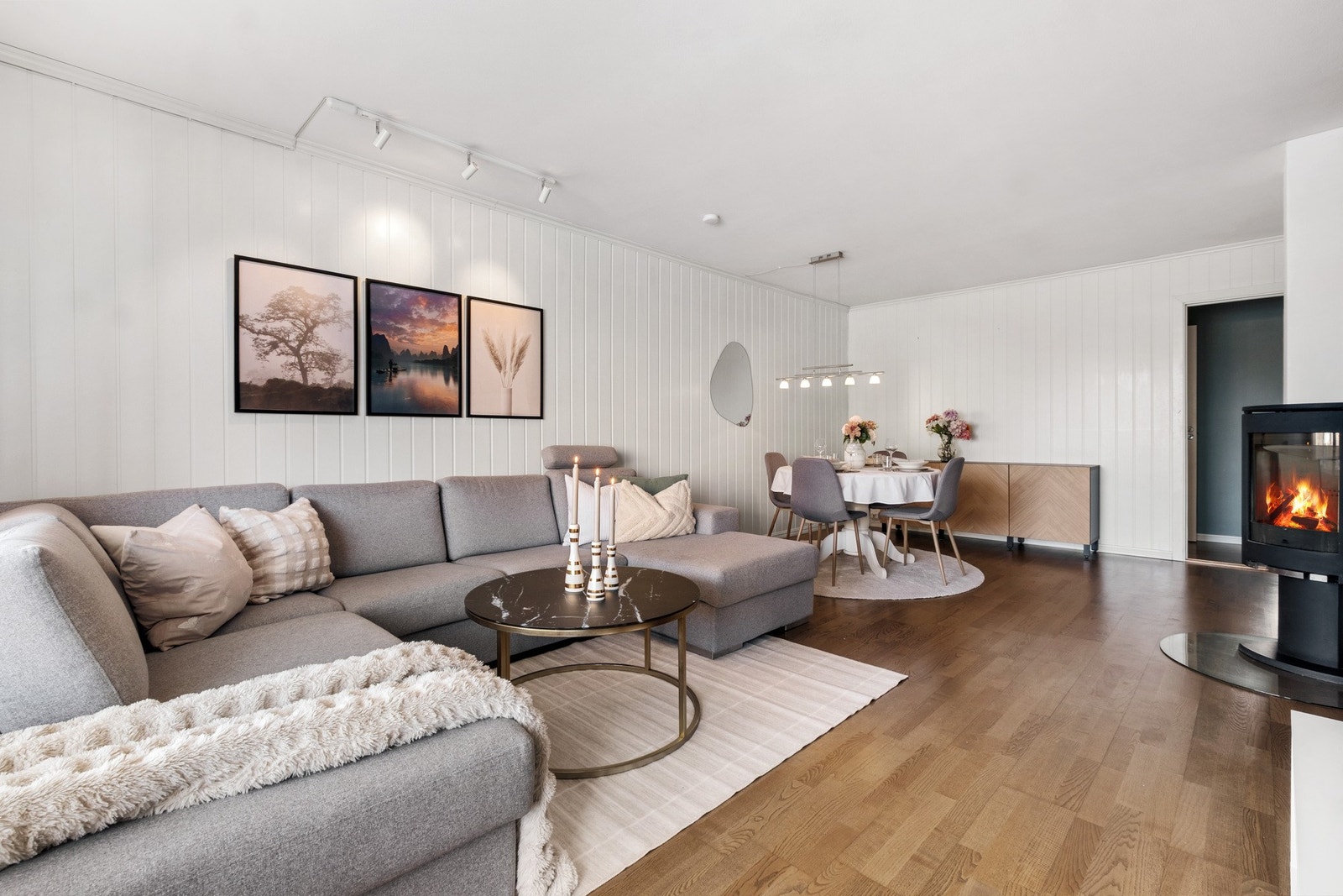 Leiligheten ligger på enden i 1. etasje - med vedfyring og vestvendt balkong. Parkering m/elbillader. Galleribilde