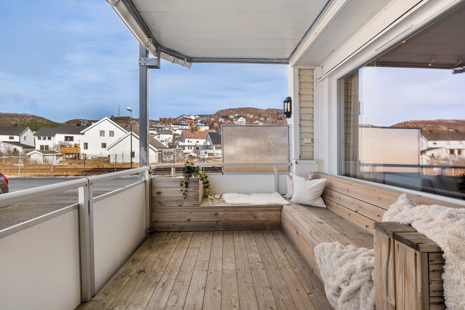 Vestvendt, overbygd balkong med svært gode sol- og lysforhold. Galleribilde