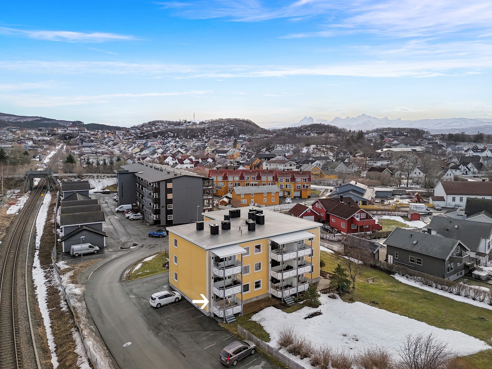 Fast, oppmerket parkeringsplass m/ elbillader, samt gjesteplasser for besøkende. Galleribilde
