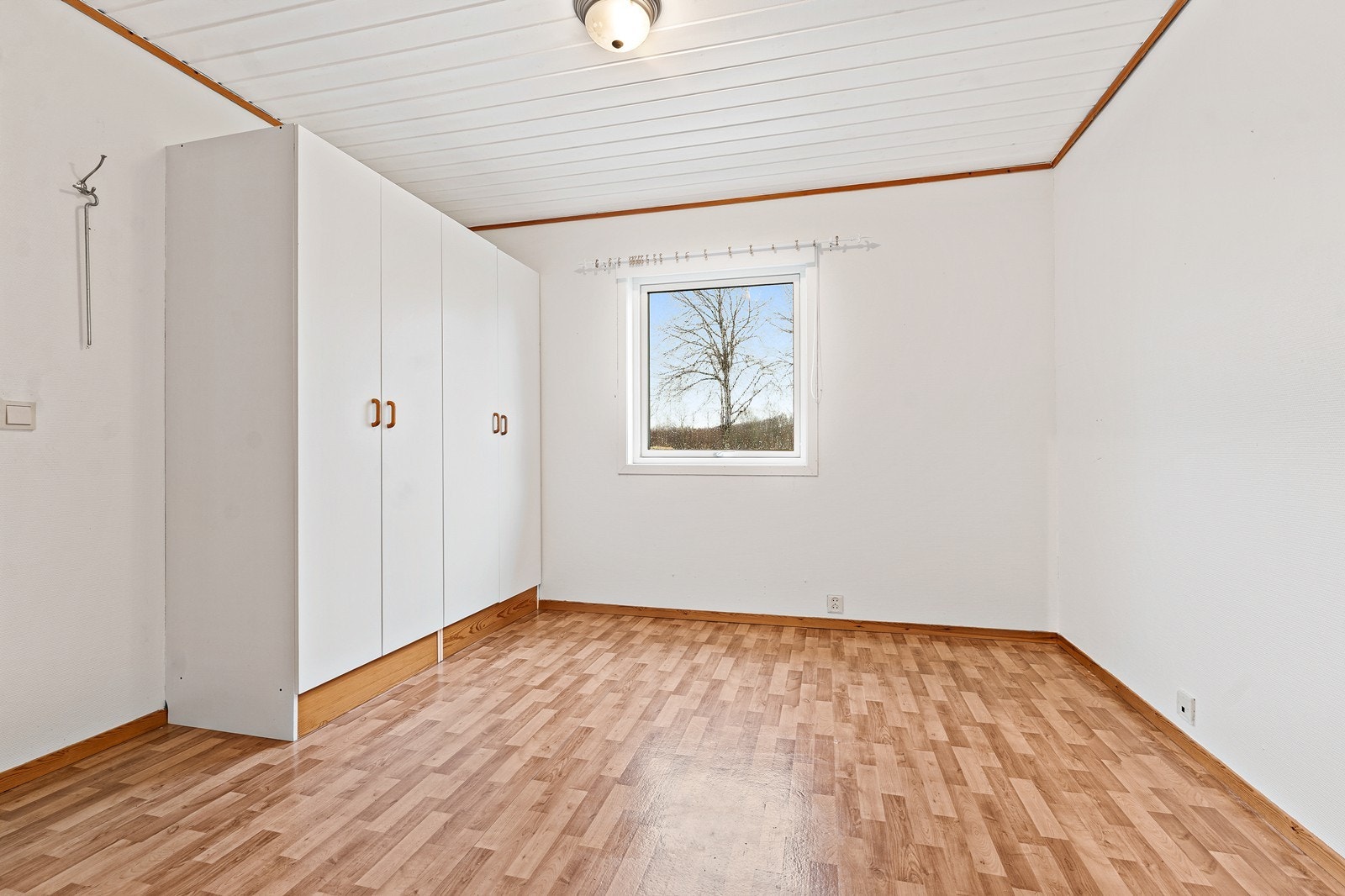 Soverommet er av god størrelse og er innredet med garderobeskap. Galleribilde