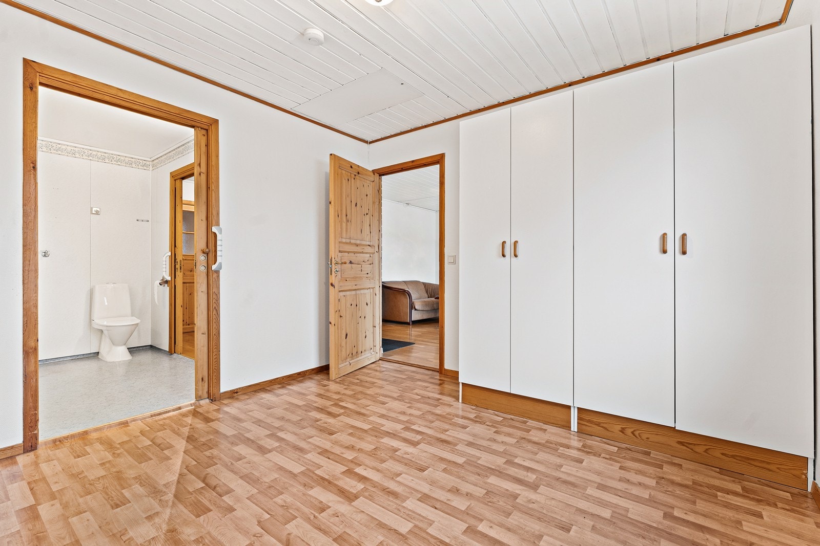 Her er det plass til stor seng, nattbord og annet ønsket møblement. Direkte inngang til badet. Galleribilde