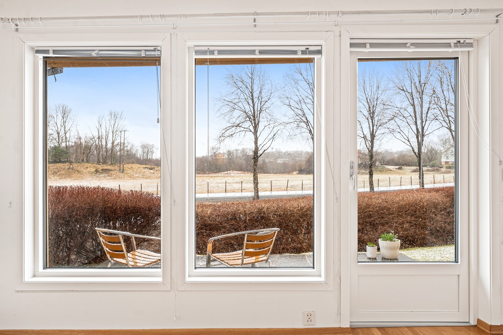 Store vindusflater slipper inn godt med naturlig lys og fin utsikt mot nærområdet. Galleribilde