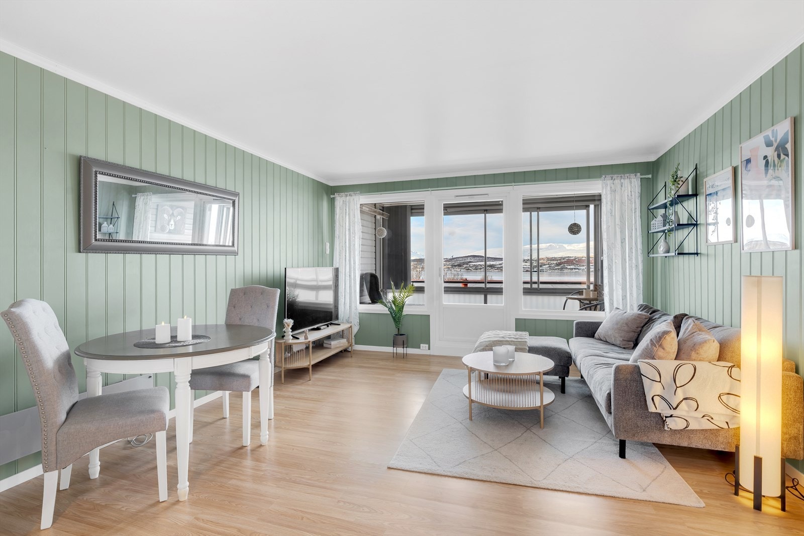 Velkommen til Gneisvegen 129, en romslig og flott bolig med parkering og innglasset balkong med nydelig utsikt Galleribilde