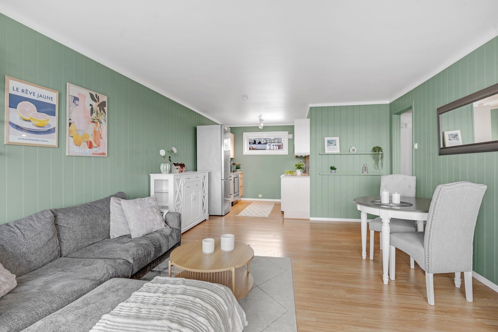 Romslig og god planløsning med plass til større sittegruppe, spisegruppe samt ønsket møblement Galleribilde